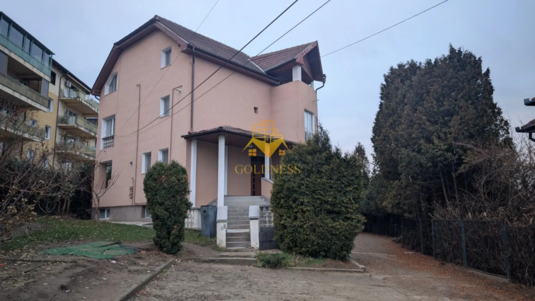 Casa/Spatiu de birou,Andrei Muresanu, 9 Camere,10 Parcari,Curte 2000mp - GOLDNESS Imobiliare vă propune spre închiriere o vilă spațioasă cu o suprafață utilă de 500 mp, situată în cartierul Andrei Mureșanu, ideală pentru sediu de firmă, birouri sau clinică.
Vila dispune de 10 locuri de parcare, garaj, teren de 2000 mp, 3 băi, 1 balcon și 2 terase!
Interior:
 * Demisol: 1 cameră, spațiu tehnic și 1 anexă.
 * Parter: Hol, 3 camere, terasă, bucătărie, debara și baie.
 * Etaj: Hol, 3 camere, baie și balcon.
 * Mansardă: 2 camere, terasă și baie.
Total camere: 9
Exterior:
 * Teren de 2000 mp.
 * 10 locuri de parcare.
Dotări:
 * Centrală proprie
Dacă sunteți interesați de această vilă și doriți să o vizionați, dar și pentru alte oferte nu ezitați să ne contactați telefonic sau prin e-mail. Vă stăm la dispoziție!
Pentru intermediere se percepe un comision de 50% din prețul chiriei!