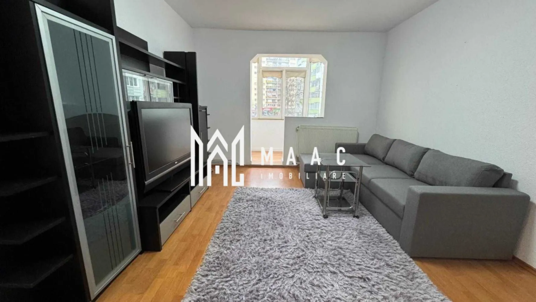 Apartament 3 camere | 50 MPU | Mihai Viteazu - MAAC Imobiliare vă propune spre închiriere un apartament cu 3 camere, semidecomandat, recent renovat, complet mobilat și utilat, ideal pentru o familie sau un cuplu care își dorește confort și acces rapid către principalele puncte de interes ale orașului. Locuința oferă un ambient plăcut, bine întreținut și funcțional, fiind pregătită pentru mutare imediată.

Proprietatea se evidențiază prin dotările complete, compartimentarea practică și poziționarea excelentă într-o zonă apreciată.

Compartimentare:
living spațios
2 dormitoare
bucătărie separată
baie
hol
balcon închis (termopan)

Dotări și avantaje:
apartament renovat recent
complet mobilat și utilat
centrală termică proprie
mașină de spălat
plită electrică și cuptor electric
combină frigorifică
TV
pivniță mare pentru depozitare
parcare publică generoasă lângă bloc
acces facil către școală, magazine, stație de autobuz și parc

Suprafață:
50 mp + balcon
Localizare:
Sibiu, zona Mihai Viteazu, în apropiere de Parcul Sub Arini și alte puncte de interes
Condiții de închiriere:
garanție: echivalentul unei chirii lunare
disponibilitate: imediată
nu se acceptă animale de companie

Pentru mai multe detalii sau pentru programarea unei vizionări, vă rugăm să ne contactați specificând: ID: CP3068444
