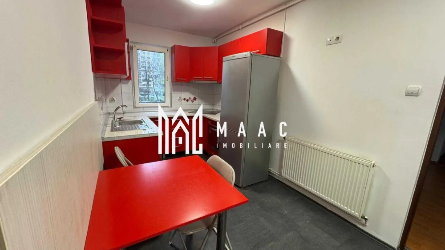 Apartament 3 camere | 50 MPU | Mihai Viteazu - MAAC Imobiliare vă propune spre închiriere un apartament cu 3 camere, semidecomandat, recent renovat, complet mobilat și utilat, ideal pentru o familie sau un cuplu care își dorește confort și acces rapid către principalele puncte de interes ale orașului. Locuința oferă un ambient plăcut, bine întreținut și funcțional, fiind pregătită pentru mutare imediată.

Proprietatea se evidențiază prin dotările complete, compartimentarea practică și poziționarea excelentă într-o zonă apreciată.

Compartimentare:
living spațios
2 dormitoare
bucătărie separată
baie
hol
balcon închis (termopan)

Dotări și avantaje:
apartament renovat recent
complet mobilat și utilat
centrală termică proprie
mașină de spălat
plită electrică și cuptor electric
combină frigorifică
TV
pivniță mare pentru depozitare
parcare publică generoasă lângă bloc
acces facil către școală, magazine, stație de autobuz și parc

Suprafață:
50 mp + balcon
Localizare:
Sibiu, zona Mihai Viteazu, în apropiere de Parcul Sub Arini și alte puncte de interes
Condiții de închiriere:
garanție: echivalentul unei chirii lunare
disponibilitate: imediată
nu se acceptă animale de companie

Pentru mai multe detalii sau pentru programarea unei vizionări, vă rugăm să ne contactați specificând: ID: CP3068444