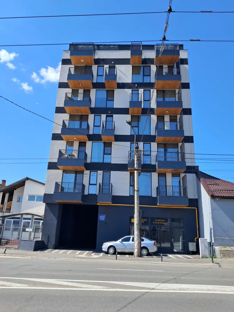 Depozit in curte interioara 26,4 mp + parcare, 60 KW, Fabricii Marasti - Persoană fizică închiriază DEPOZIT 26,4 Metri + LOC DE PARCARE INCLUS, 60 KW PUTERE, PARTER BLOC NOU, CURTE INTERIOARĂ, STR. FABRICII, CLUJ-NAPOCA&nbsp;Str. Fabricii nr. 57 A-59, parter bloc nou. Acces direct din curte interioară liniștită și sigură. Ușor accesibilă cu mașina sau transportul public. LOC DE PARCARE PROPRIU INCLUS ÎN PREȚ.&nbsp;Suprafață și compartimentare:Total util: 26,4 metri (înscris în Carte Funciara)Spațiu principal depozitare (open-space): 22,6Grup sanitar : 3,8Chicinetă: — (opțional, se poate amenaja la cerere sau folosi spațiul integral pentru depozitare)Înălțime liberă: 4,5 m (ideal pentru rafturi înalte, stocare pe verticală .&nbsp;&nbsp;Dotări tehnice (avantaj major pentru depozitare și activități logistice):Putere instalată 60 kW – potrivit pentru echipamente, utilaje ușoare sau sisteme logistice&nbsp;&nbsp;Ideal pentru:&nbsp;Depozit marfă / stocuriVânzare onlineLogistică mică și distribuțieArhivă documenteDepozitare echipamente / materiale&nbsp;Centrală termică proprie cu încălzire în pardoseală (protecție bună pentru marfă sensibilă)Contoare individuale la electricitate, apă și gaz – plătești exact ce consumiPosibilitate montare sistem de rafturi industriale, organizare logistică sau acces securizat.Acces facil pentru aprovizionare din curte interioară.Stadiu actual: NEFINISAT (spațiu brut)Se poate configura complet în funcție de nevoile de depozitare (rafturi, zonare, iluminat, securizare etc.)&nbsp;Activități potrivite:&nbsp;Depozitare și logisticăComerț online (cu punct de ridicare)Mică distribuțieSpațiu stocare echipamenteActivități comerciale fără trafic intensPreț chirie: 350 EURO / lună (fără TVA)Ușor negociabil în funcție de durata contractului și investițiile chiriașului.Posibilitate perioadă gratuită pentru amenajare la contract pe termen lung (minim 2–3 ani).