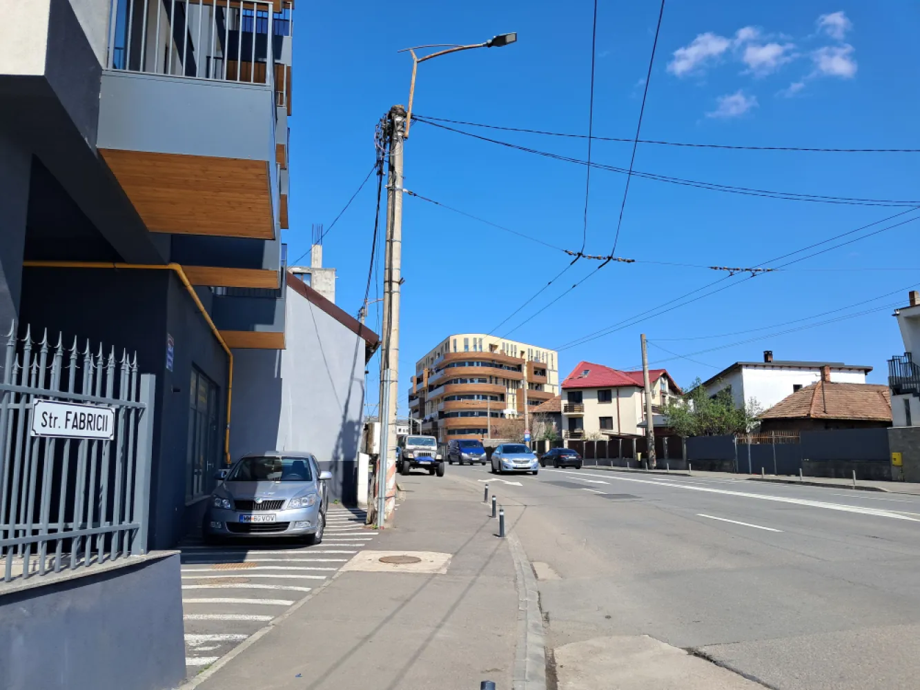 Depozit in curte interioara 26,4 mp + parcare, 60 KW, Fabricii Marasti - Persoană fizică închiriază DEPOZIT 26,4 Metri + LOC DE PARCARE INCLUS, 60 KW PUTERE, PARTER BLOC NOU, CURTE INTERIOARĂ, STR. FABRICII, CLUJ-NAPOCA&nbsp;Str. Fabricii nr. 57 A-59, parter bloc nou. Acces direct din curte interioară liniștită și sigură. Ușor accesibilă cu mașina sau transportul public. LOC DE PARCARE PROPRIU INCLUS ÎN PREȚ.&nbsp;Suprafață și compartimentare:Total util: 26,4 metri (înscris în Carte Funciara)Spațiu principal depozitare (open-space): 22,6Grup sanitar : 3,8Chicinetă: — (opțional, se poate amenaja la cerere sau folosi spațiul integral pentru depozitare)Înălțime liberă: 4,5 m (ideal pentru rafturi înalte, stocare pe verticală .&nbsp;&nbsp;Dotări tehnice (avantaj major pentru depozitare și activități logistice):Putere instalată 60 kW – potrivit pentru echipamente, utilaje ușoare sau sisteme logistice&nbsp;&nbsp;Ideal pentru:&nbsp;Depozit marfă / stocuriVânzare onlineLogistică mică și distribuțieArhivă documenteDepozitare echipamente / materiale&nbsp;Centrală termică proprie cu încălzire în pardoseală (protecție bună pentru marfă sensibilă)Contoare individuale la electricitate, apă și gaz – plătești exact ce consumiPosibilitate montare sistem de rafturi industriale, organizare logistică sau acces securizat.Acces facil pentru aprovizionare din curte interioară.Stadiu actual: NEFINISAT (spațiu brut)Se poate configura complet în funcție de nevoile de depozitare (rafturi, zonare, iluminat, securizare etc.)&nbsp;Activități potrivite:&nbsp;Depozitare și logisticăComerț online (cu punct de ridicare)Mică distribuțieSpațiu stocare echipamenteActivități comerciale fără trafic intensPreț chirie: 350 EURO / lună (fără TVA)Ușor negociabil în funcție de durata contractului și investițiile chiriașului.Posibilitate perioadă gratuită pentru amenajare la contract pe termen lung (minim 2–3 ani).