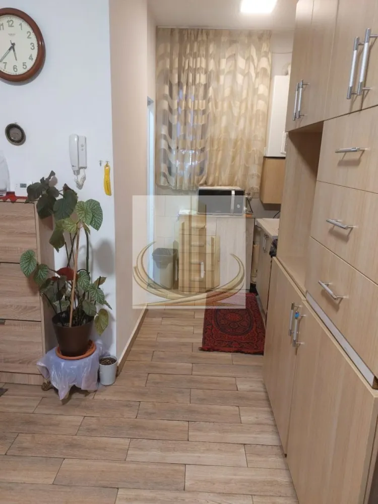 Garsonieră Zonă Traian - Grand Mobilis Imobiliare oferă spre închiriere o garsonieră situată în zona Piața Traian, ideală pentru o persoană sau un cuplu. Locuința este complet utilată și pregătită pentru mutare imediată, beneficiind de centrală proprie pe gaz, aer condiționat, conexiune la internet și utilități complete. În plus, imobilul dispune de acces la curte comună.

Garsoniera este amplasată într-o zonă liniștită și accesibilă, cu numeroase facilități în proximitate, precum parcuri, spații comerciale, mijloace de transport în comun ce facilitează accesul la centrele universitare din Timișoara , oferind astfel un stil de viață confortabil și practic.

Pentru detalii suplimentare sau programarea unei vizionări, vă rugăm să ne contactați.
ID intern: 3068553