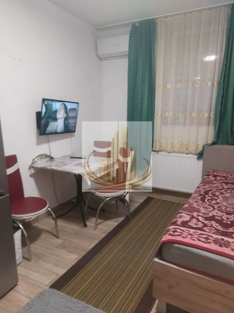 Garsonieră Zonă Traian - Grand Mobilis Imobiliare oferă spre închiriere o garsonieră situată în zona Piața Traian, ideală pentru o persoană sau un cuplu. Locuința este complet utilată și pregătită pentru mutare imediată, beneficiind de centrală proprie pe gaz, aer condiționat, conexiune la internet și utilități complete. În plus, imobilul dispune de acces la curte comună.

Garsoniera este amplasată într-o zonă liniștită și accesibilă, cu numeroase facilități în proximitate, precum parcuri, spații comerciale, mijloace de transport în comun ce facilitează accesul la centrele universitare din Timișoara , oferind astfel un stil de viață confortabil și practic.

Pentru detalii suplimentare sau programarea unei vizionări, vă rugăm să ne contactați.
ID intern: 3068553