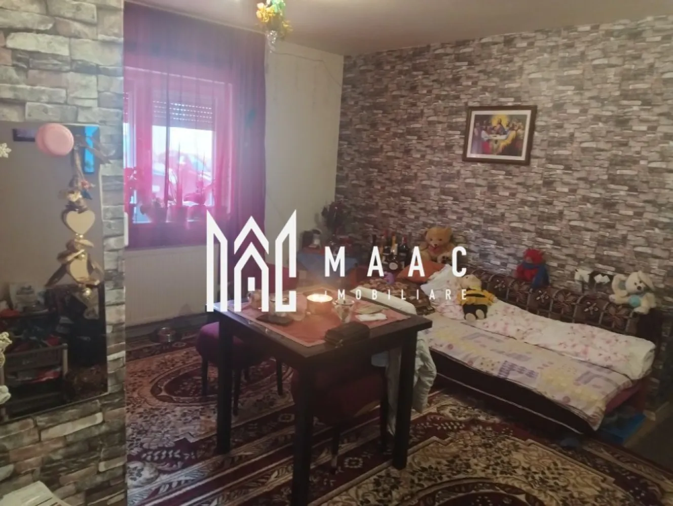 Apartament 2 camere | Mobilat și utilat | Parter | Boxă | Gusterița - Maac Imobiliare prezintă spre vânzare un apartament cochet cu 2 camere, situat la parterul unui imobil dintr-o zonă în continuă dezvoltare – Gusterița.

Locuința are o suprafață utilă de 33,5 mp și este compartimentată eficient astfel:
✔ Living cu bucătărie open-space
✔ Dormitor matrimonial
✔ Baie cu geam de aerisire
✔ Hol de acces

În plus, apartamentul dispune de o boxă la subsol de aproximativ 4 mp, ideală pentru depozitare.

Avantaje:
🔹 Se vinde complet mobilat și utilat – gata de mutat!
🔹 Zonă liniștită, cu acces facil către oraș
🔹 Aproape de mijloace de transport, magazine și alte facilități urbane

Pentru mai multe detalii sau programarea unei vizionări, precizați telefonic că ați văzut anunțul cu ID: CP2489566.