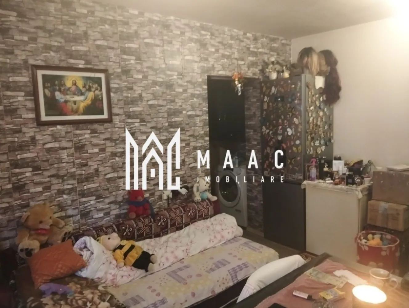 Apartament 2 camere | Mobilat și utilat | Parter | Boxă | Gusterița - Maac Imobiliare prezintă spre vânzare un apartament cochet cu 2 camere, situat la parterul unui imobil dintr-o zonă în continuă dezvoltare – Gusterița.

Locuința are o suprafață utilă de 33,5 mp și este compartimentată eficient astfel:
✔ Living cu bucătărie open-space
✔ Dormitor matrimonial
✔ Baie cu geam de aerisire
✔ Hol de acces

În plus, apartamentul dispune de o boxă la subsol de aproximativ 4 mp, ideală pentru depozitare.

Avantaje:
🔹 Se vinde complet mobilat și utilat – gata de mutat!
🔹 Zonă liniștită, cu acces facil către oraș
🔹 Aproape de mijloace de transport, magazine și alte facilități urbane

Pentru mai multe detalii sau programarea unei vizionări, precizați telefonic că ați văzut anunțul cu ID: CP2489566.