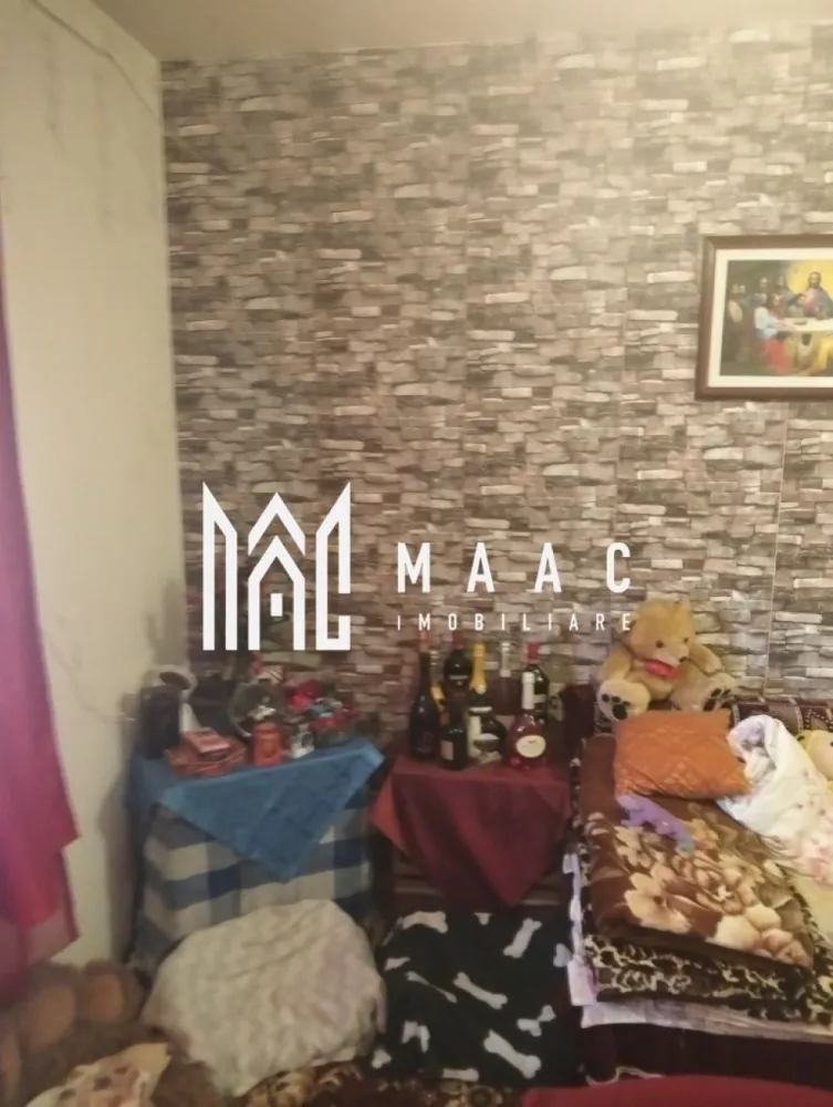 Apartament 2 camere | Mobilat și utilat | Parter | Boxă | Gusterița - Maac Imobiliare prezintă spre vânzare un apartament cochet cu 2 camere, situat la parterul unui imobil dintr-o zonă în continuă dezvoltare – Gusterița.

Locuința are o suprafață utilă de 33,5 mp și este compartimentată eficient astfel:
✔ Living cu bucătărie open-space
✔ Dormitor matrimonial
✔ Baie cu geam de aerisire
✔ Hol de acces

În plus, apartamentul dispune de o boxă la subsol de aproximativ 4 mp, ideală pentru depozitare.

Avantaje:
🔹 Se vinde complet mobilat și utilat – gata de mutat!
🔹 Zonă liniștită, cu acces facil către oraș
🔹 Aproape de mijloace de transport, magazine și alte facilități urbane

Pentru mai multe detalii sau programarea unei vizionări, precizați telefonic că ați văzut anunțul cu ID: CP2489566.