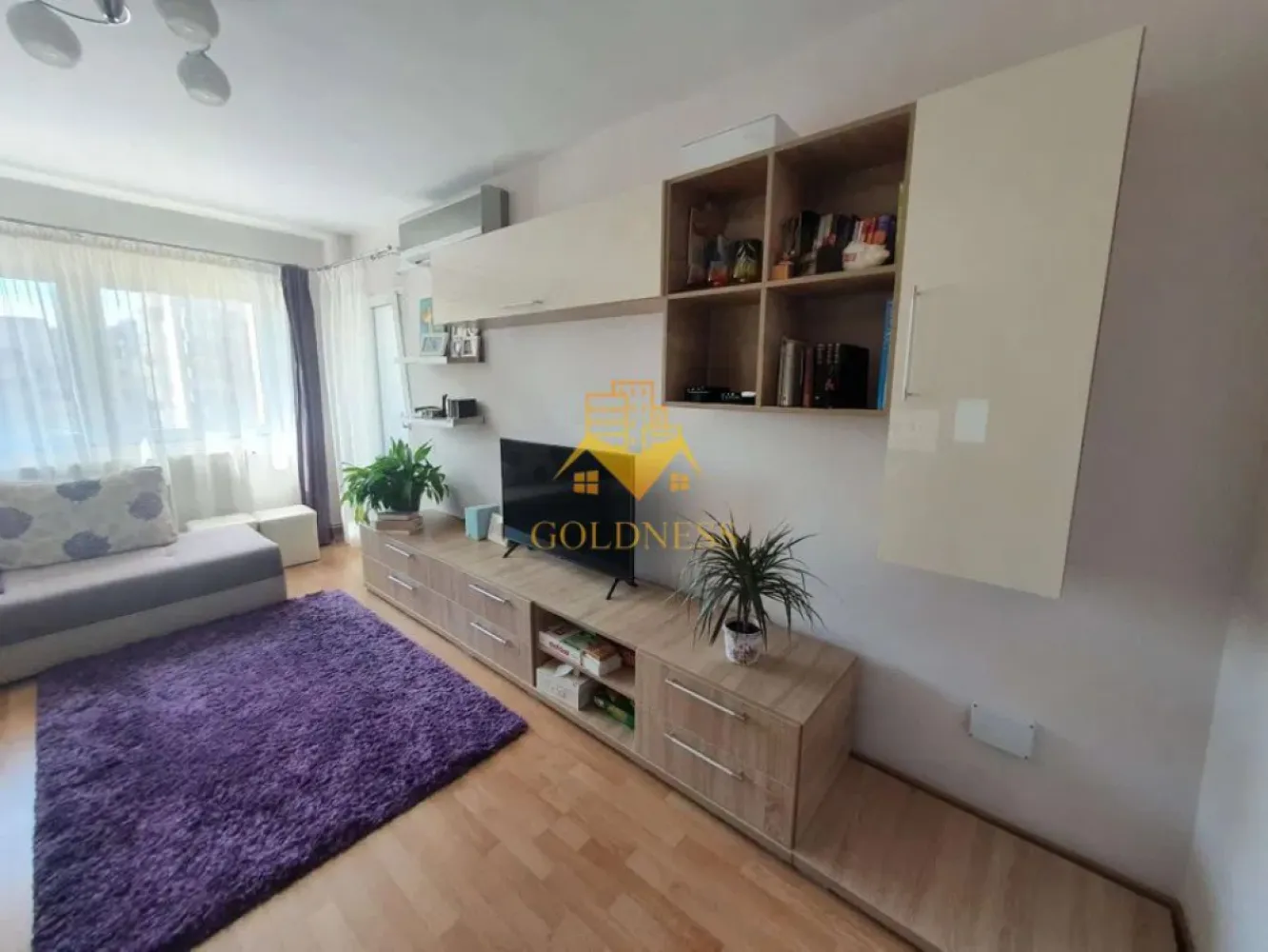 3 camere decomandate, balcon, parcare, Piata Marasti, OMV, Cinema - GOLDNESS Imobiliare vă propune spre închiriere un apartament cu 3 camere complet mobilat și utilat, la etajul 6 într-un imobil de 10 etaje, în Cartierul Marasti.
Dispune de loc de parcare!
Se află în apropierea stațiilor de transport în comun, magazine, restaurante, spații verzi, farmacii, etc. 

Apartamentul este compartimentat astfel:
 - dormitor cu pat matrimonial, dressing, noptiere
 - dormitor cu canapea extensibila, comoda, TV
 - dormitor care se poate mobila la cerere
 - bucatarie complet utilată și mobilată, loc de servit masa 
 - baie cu cada, calorifer port prosop și dulap pentru depozitare.
 - balcon de 6 mp.

Imobilul este dotat cu toate cele necesare- centrală proprie, frigider, aragaz, hotă, mașină de spălat haine, etc. 

Dacă sunteți interesați de acest apartament și doriți să îl vizionați, dar și pentru alte oferte nu ezitați să ne contactați telefonic sau prin e-mail. Vă stăm la dispoziție!
Pentru intermediere se percepe un comision de 50% din prețul chiriei!