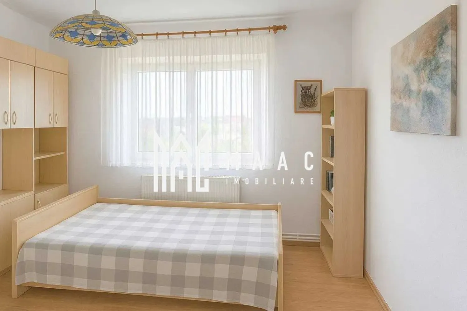 Apartament 3 Camere I Decomandat | Etaj Intermediar I Terezian - Propunem spre vânzare un apartament cu 3 camere, decomandat, cu o suprafață utilă de 87 mp, situat la etajul 5 din 8 al unui imobil cu lift din cartierul Terezian, Sibiu.

Locuința este compusă din 2 dormitoare, living, bucătărie separată, 2 băi, hol și balcon. 
Se vinde complet mobilată și utilată, exact ca în fotografii, și dispune de o pivniță ideală pentru depozitare.

Caracteristici principale:
Suprafață utilă: 87 mp
Compartimentare: decomandat
Etaj 5 din 8
Imobil cu lift
Balcon
2 băi
Pivniță
Complet mobilat și utilat
Disponibil imediat

Apartamentul este ideal atât pentru locuit, cât și pentru investiție, fiind amplasat într-o zonă cu acces facil către școli, magazine, transport public și alte puncte de interes.

Pentru mai multe detalii precizati telefonic ca ati vazut anuntul cu ID: CP2518683