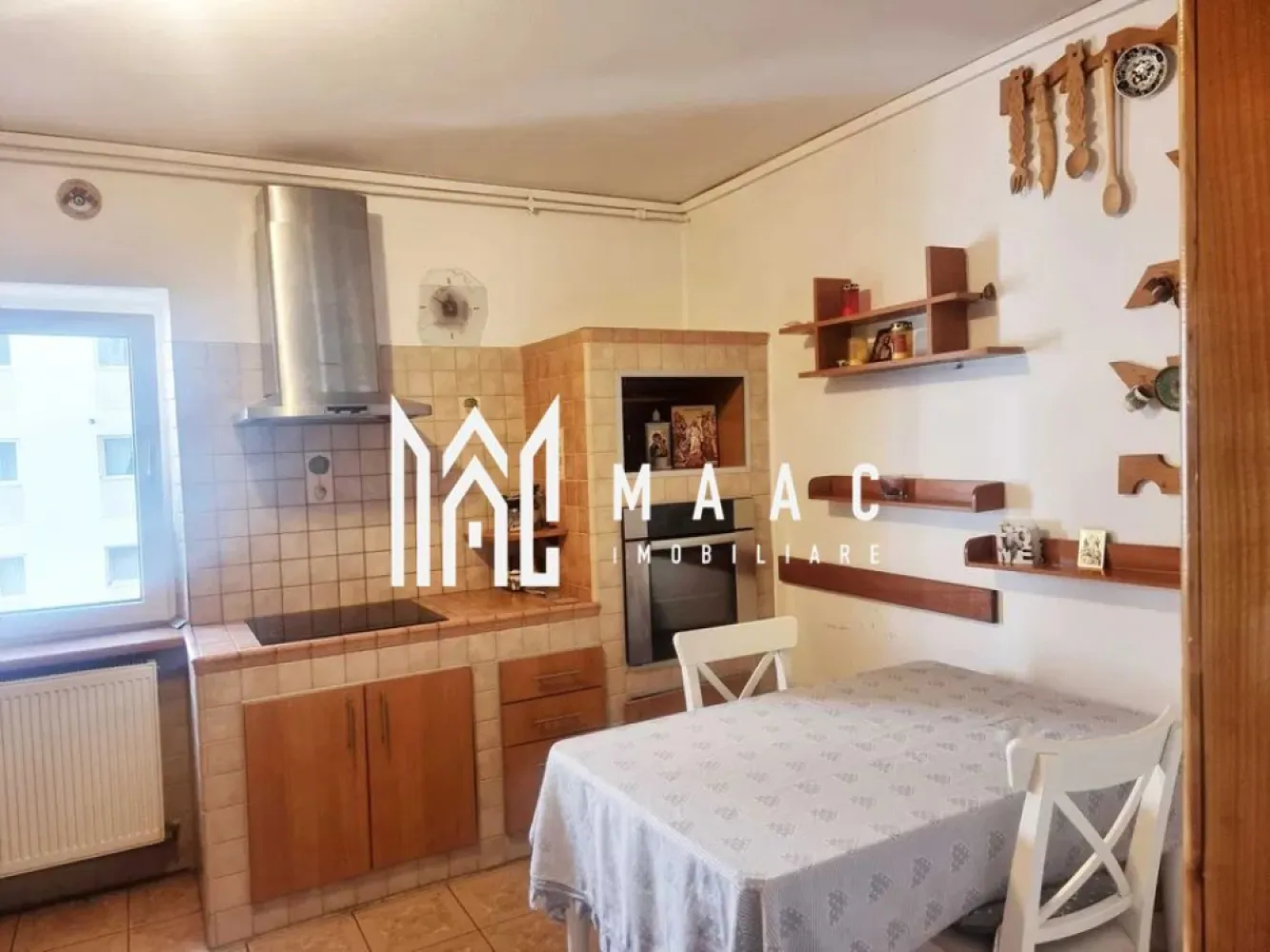 Apartament 3 Camere I Decomandat | Etaj Intermediar I Terezian - Propunem spre vânzare un apartament cu 3 camere, decomandat, cu o suprafață utilă de 87 mp, situat la etajul 5 din 8 al unui imobil cu lift din cartierul Terezian, Sibiu.

Locuința este compusă din 2 dormitoare, living, bucătărie separată, 2 băi, hol și balcon. 
Se vinde complet mobilată și utilată, exact ca în fotografii, și dispune de o pivniță ideală pentru depozitare.

Caracteristici principale:
Suprafață utilă: 87 mp
Compartimentare: decomandat
Etaj 5 din 8
Imobil cu lift
Balcon
2 băi
Pivniță
Complet mobilat și utilat
Disponibil imediat

Apartamentul este ideal atât pentru locuit, cât și pentru investiție, fiind amplasat într-o zonă cu acces facil către școli, magazine, transport public și alte puncte de interes.

Pentru mai multe detalii precizati telefonic ca ati vazut anuntul cu ID: CP2518683