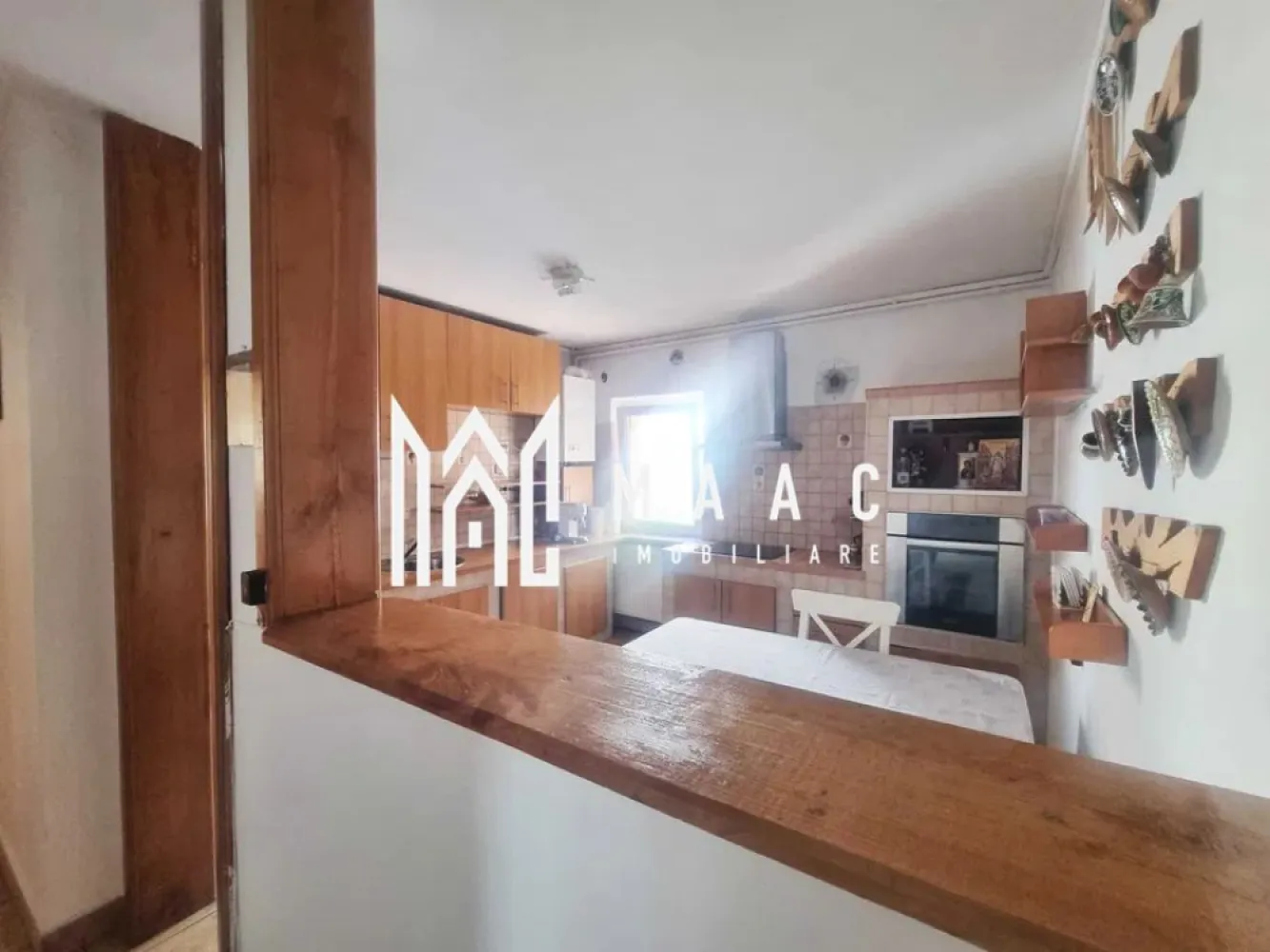 Apartament 3 Camere I Decomandat | Etaj Intermediar I Terezian - Propunem spre vânzare un apartament cu 3 camere, decomandat, cu o suprafață utilă de 87 mp, situat la etajul 5 din 8 al unui imobil cu lift din cartierul Terezian, Sibiu.

Locuința este compusă din 2 dormitoare, living, bucătărie separată, 2 băi, hol și balcon. 
Se vinde complet mobilată și utilată, exact ca în fotografii, și dispune de o pivniță ideală pentru depozitare.

Caracteristici principale:
Suprafață utilă: 87 mp
Compartimentare: decomandat
Etaj 5 din 8
Imobil cu lift
Balcon
2 băi
Pivniță
Complet mobilat și utilat
Disponibil imediat

Apartamentul este ideal atât pentru locuit, cât și pentru investiție, fiind amplasat într-o zonă cu acces facil către școli, magazine, transport public și alte puncte de interes.

Pentru mai multe detalii precizati telefonic ca ati vazut anuntul cu ID: CP2518683