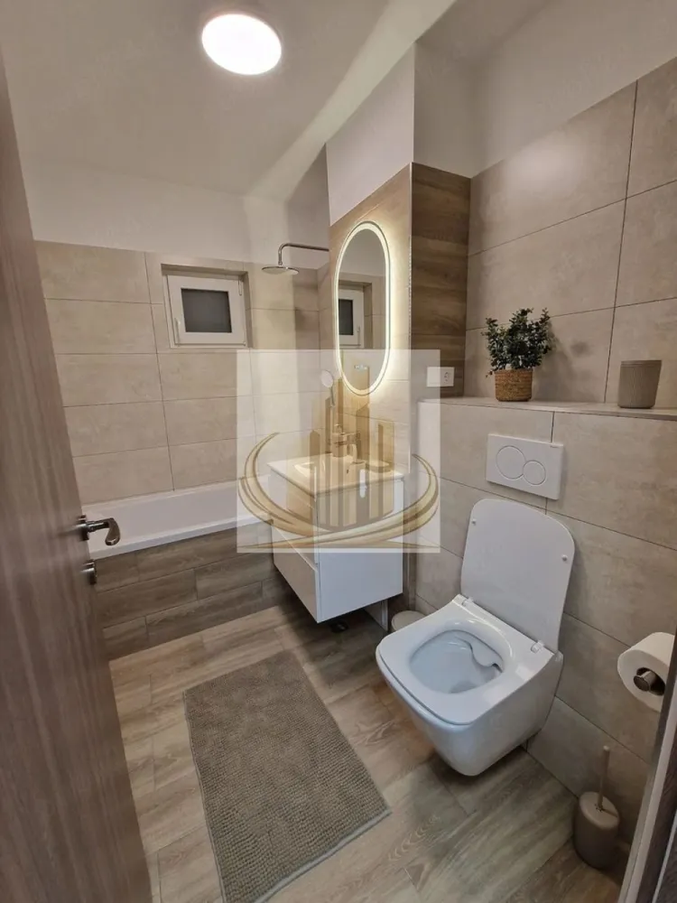 Aprtament 2 camere Fabric - Grand Mobilis Imobiliare propune spre închiriere un apartament de 2 camere, decomandat, situat la etajul 2, pe strada Baba Dochia – ideal pentru o persoană sau un cuplu nefumător care își dorește un spațiu curat, modern și bine organizat.

Apartamentul este amplasat într-un imobil cu 4 etaje, este luminos, proaspăt renovat și se află la prima închiriere – totul fiind nou, atent ales pentru confort și funcționalitate.

Compartimentare și dotări:
 • 2 camere decomandate
 • Bucătărie complet utilată
 • Mașină de spălat vase
 • Mașină de spălat rufe
 • Aragaz
 • Aer condiționat în ambele camere

Locuința dispune de două balcoane: unul închis și unul deschis, amenajat cu măsuță și două scaune – perfect pentru momente de relaxare sau pentru a savura o cafea în aer liber.

Imobilul este racordat la sistemul centralizat de termoficare (CET), cu toți locatarii branșați, oferind un confort termic excelent, mai ales în sezonul rece.

Avantaje:
 • Prima închiriere
 • Complet mobilat și utilat modern
 • Zonă bine conectată, cu acces facil către mijloace de transport în comun
 • În apropiere de spații comerciale, centre universitare și parcuri

Apartamentul este disponibil imediat și se închiriază exact așa cum este prezentat în poze.

Pentru mai multe detalii sau programarea unei vizionări, nu ezitați să ne contactați!
ID intern: 3068728