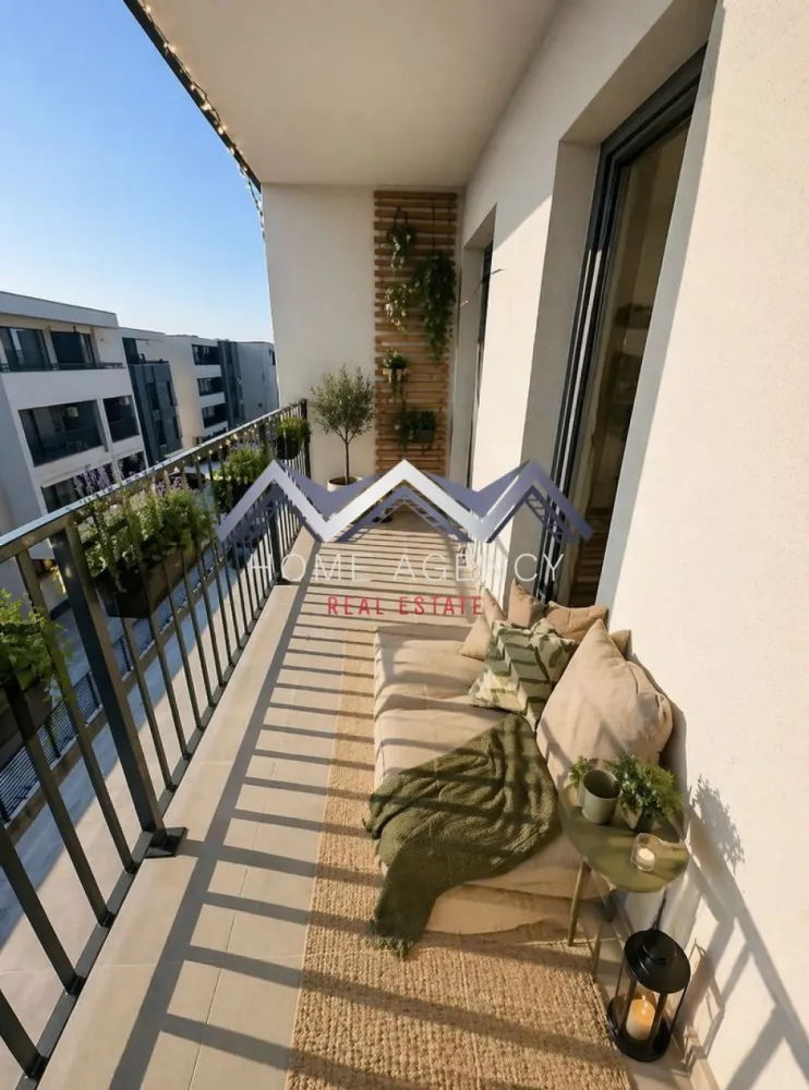 Apartament – Otopeni central | Direct Dezvoltator | Comision 0 - Vă propunem, spre vânzare, un apartament modern de 2 camere, situat într-un imobil nou (D+P+3) aflat chiar în centrul orașului Otopeni, la maxim 15 minute de mers pe jos de DN1 și viitoarea stație de metrou. Este alegerea ideală dacă îți dorești un cămin confortabil, eficient energetic și cu acces rapid la toate punctele de interes sau dacă vrei o investiție sigură pentru închiriere pe termen lung ori regim hotelier (Airbnb, Booking).

Apartamentul este amplasat într-o zonă centrală, dar liniștită, la doar câteva minute de mers pe jos toate facilitățile de care ai nevoie: restaurante, supermarketuri, bănci, piață, farmacii, transport public etc. Accesul către DN1, Aeroportul Henri Coandă, Centură și viitoarea stație de metrou se face rapid și ușor, ceea ce transformă această locație într-una extrem de practică atât pentru locuit, cât și pentru investiție. În plus, zona se bucură de infrastructură modernizată și de un cadru rezidențial plăcut, cu vecinătăți selecte.

Imobilul se remarcă printr-o compartimentare practică și bine gândită, care asigură confort și funcționalitate în fiecare încăpere. Livingul este luminos și aerisit, cu acces direct spre balcon, ceea ce adaugă un plus de spațiu și luminozitate. Bucătăria este închisă, oferind intimitate și un spațiu separat pentru gătit, și, precum dormitorul, beneficiază de acces spre o terasă generoasă de 7.71 mp – un loc ideal pentru relaxare sau momente petrecute în aer liber. Baia este complet utilată și finisată cu obiecte sanitare moderne.

Confortul termic este asigurat de centrală proprie și de sistemul de încălzire prin pardoseală, care oferă un climat uniform și economic în întreaga locuință. Toate utilitățile sunt contorizate individual (apă, gaze, electricitate) și racordate la rețele publice de canalizare și infrastructură. 

Prețul afișat este final, include TVA și un loc de parcare subteran.
Comision 0 (Achiziție direct de la dezvoltator)
Apartamentul se vinde nemobilat, unele poze reprezintă sugestii de amenajare.

Programează acum o vizionare cu echipa de vânzări!
