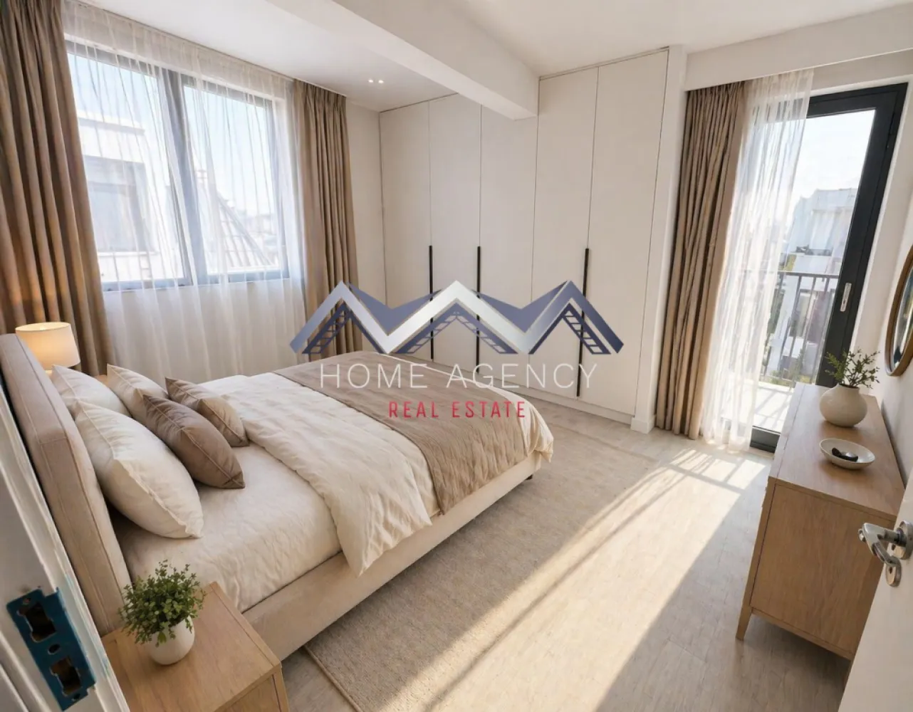 Apartament – Otopeni central | Direct Dezvoltator | Comision 0 - Vă propunem, spre vânzare, un apartament modern de 2 camere, situat într-un imobil nou (D+P+3) aflat chiar în centrul orașului Otopeni, la maxim 15 minute de mers pe jos de DN1 și viitoarea stație de metrou. Este alegerea ideală dacă îți dorești un cămin confortabil, eficient energetic și cu acces rapid la toate punctele de interes sau dacă vrei o investiție sigură pentru închiriere pe termen lung ori regim hotelier (Airbnb, Booking).

Apartamentul este amplasat într-o zonă centrală, dar liniștită, la doar câteva minute de mers pe jos toate facilitățile de care ai nevoie: restaurante, supermarketuri, bănci, piață, farmacii, transport public etc. Accesul către DN1, Aeroportul Henri Coandă, Centură și viitoarea stație de metrou se face rapid și ușor, ceea ce transformă această locație într-una extrem de practică atât pentru locuit, cât și pentru investiție. În plus, zona se bucură de infrastructură modernizată și de un cadru rezidențial plăcut, cu vecinătăți selecte.

Imobilul se remarcă printr-o compartimentare practică și bine gândită, care asigură confort și funcționalitate în fiecare încăpere. Livingul este luminos și aerisit, cu acces direct spre balcon, ceea ce adaugă un plus de spațiu și luminozitate. Bucătăria este închisă, oferind intimitate și un spațiu separat pentru gătit, și, precum dormitorul, beneficiază de acces spre o terasă generoasă de 7.71 mp – un loc ideal pentru relaxare sau momente petrecute în aer liber. Baia este complet utilată și finisată cu obiecte sanitare moderne.

Confortul termic este asigurat de centrală proprie și de sistemul de încălzire prin pardoseală, care oferă un climat uniform și economic în întreaga locuință. Toate utilitățile sunt contorizate individual (apă, gaze, electricitate) și racordate la rețele publice de canalizare și infrastructură. 

Prețul afișat este final, include TVA și un loc de parcare subteran.
Comision 0 (Achiziție direct de la dezvoltator)
Apartamentul se vinde nemobilat, unele poze reprezintă sugestii de amenajare.

Programează acum o vizionare cu echipa de vânzări!