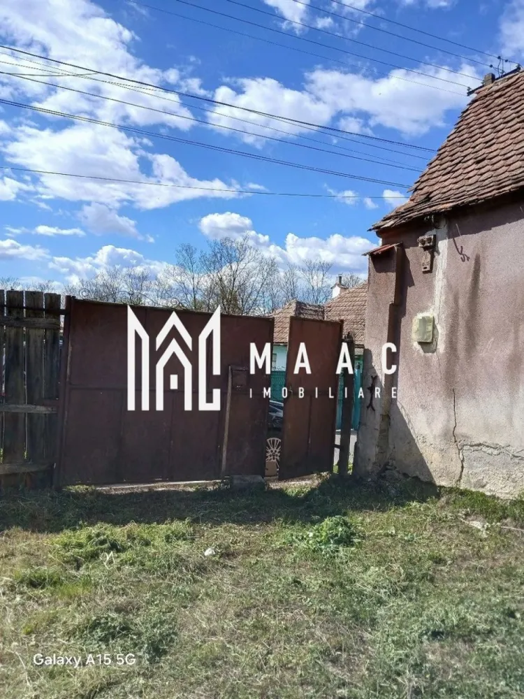 Casa de vanzare cu teren | zona centrala| Miercurea Sibiului - MAAC Imobiliare vă propune spre vânzare o proprietate cu potențial excelent, situată aproape de zona centrală din Miercurea Sibiului, într-o zonă liniștită, cu acces facil către punctele de interes, ideală atât pentru locuire după renovare, cât și pentru investiție imobiliară. Amplasarea avantajoasă și terenul generos oferă multiple posibilități de valorificare pe termen lung.

Imobilul este compus din casă individuală cu teren aferent, fiind potrivit pentru cei care doresc să renoveze și să personalizeze spațiul conform propriilor preferințe sau să dezvolte un proiect investițional.

Caracteristici principale:
-casă individuală
-teren generos, ideal pentru amenajare

Avantaje ale proprietății:
-situată aproape de zona centrală
-zonă liniștită
-acces din stradă asfaltată
-proximitate față de puncte de interes

Proprietatea reprezintă o oportunitate pentru investitori, având potențial ridicat de valorificare după renovare, dar și pentru cei care caută o locuință ce poate fi adaptată în funcție de nevoi și preferințe.

Pentru mai multe detalii și programarea unei vizionări, vă rugăm să contactați MAAC Imobiliare și să menționați la telefon numărul CP3064773.