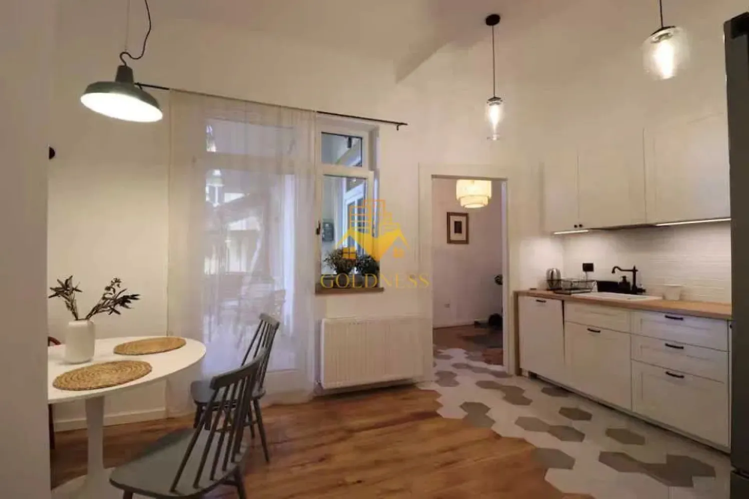 2 camere decomandate, Modern, Central, Horea, UBB, Pet Friendly - GOLDNESS Imobiliare vă propune spre închiriere un apartament cu 2 camere complet mobilat și utilat, situat la parterul unei cladiri cu un etaj, în Zona centrala.
Posibiliatate de parcare in zona cu abonament la primarie/ la liber!
Se află în apropierea stațiilor de transport în comun, magazine, restaurante, spații verzi, farmacii, etc. 

Apartamentul este compartimentat astfel:
 - dormitor cu pat matrimonial, dressing, noptiere, birou
 - living cu canapea extensibila, televizor, comoda tv
 - bucatarie complet utilată și mobilată, loc de servit masa 
 - baie cu dus walk-in, calorifer port prosop și dulap pentru depozitare.
 - terasa de 10 mp.

Imobilul este dotat cu toate cele necesare- centrală proprie, frigider, aragaz, hotă, mașină de spălat haine, etc. 

Dacă sunteți interesați de acest apartament și doriți să îl vizionați, dar și pentru alte oferte nu ezitați să ne contactați telefonic sau prin e-mail. Vă stăm la dispoziție!
Pentru intermediere se percepe un comision de 50% din prețul chiriei!