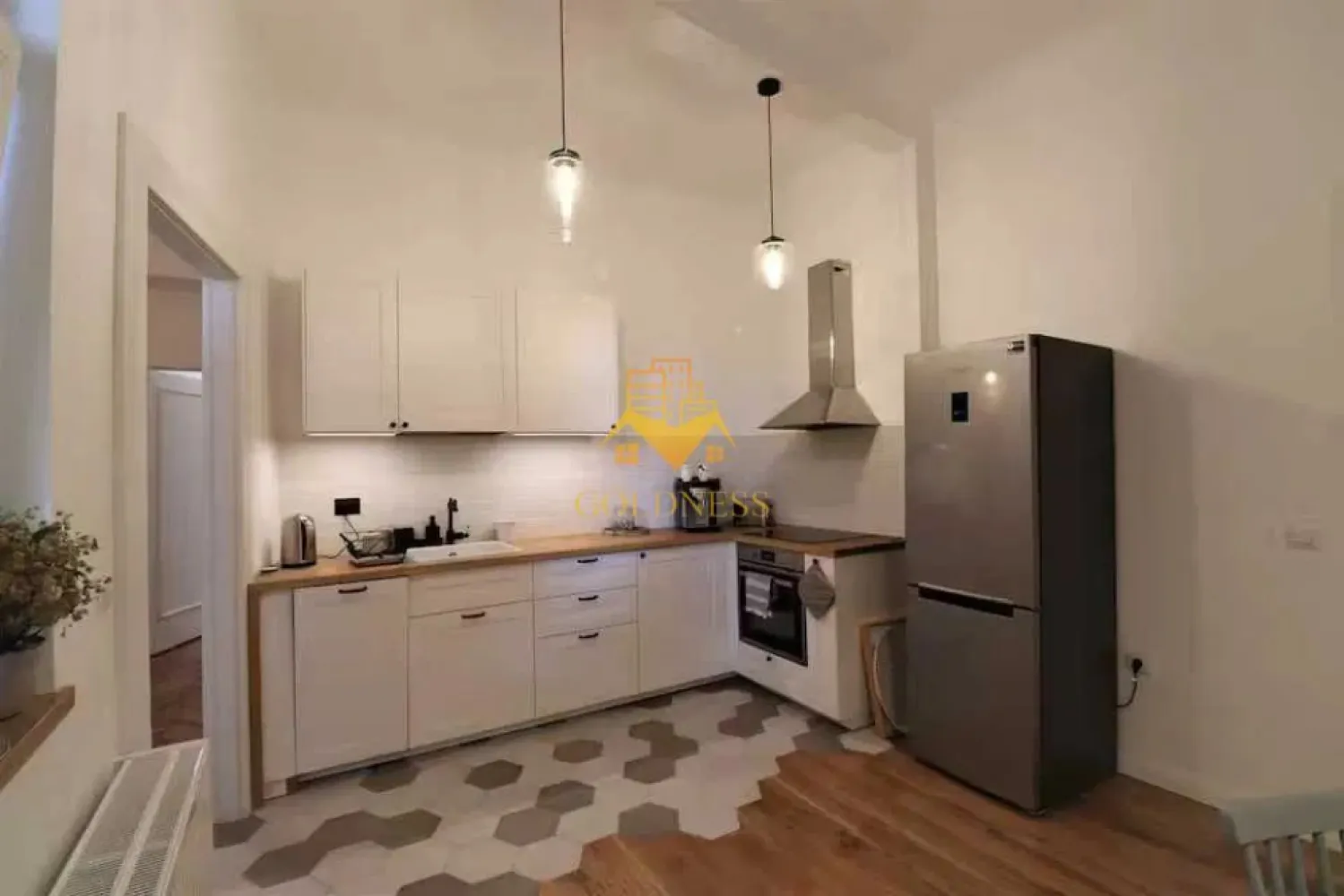 2 camere decomandate, Modern, Central, Horea, UBB, Pet Friendly - GOLDNESS Imobiliare vă propune spre închiriere un apartament cu 2 camere complet mobilat și utilat, situat la parterul unei cladiri cu un etaj, în Zona centrala.
Posibiliatate de parcare in zona cu abonament la primarie/ la liber!
Se află în apropierea stațiilor de transport în comun, magazine, restaurante, spații verzi, farmacii, etc. 

Apartamentul este compartimentat astfel:
 - dormitor cu pat matrimonial, dressing, noptiere, birou
 - living cu canapea extensibila, televizor, comoda tv
 - bucatarie complet utilată și mobilată, loc de servit masa 
 - baie cu dus walk-in, calorifer port prosop și dulap pentru depozitare.
 - terasa de 10 mp.

Imobilul este dotat cu toate cele necesare- centrală proprie, frigider, aragaz, hotă, mașină de spălat haine, etc. 

Dacă sunteți interesați de acest apartament și doriți să îl vizionați, dar și pentru alte oferte nu ezitați să ne contactați telefonic sau prin e-mail. Vă stăm la dispoziție!
Pentru intermediere se percepe un comision de 50% din prețul chiriei!