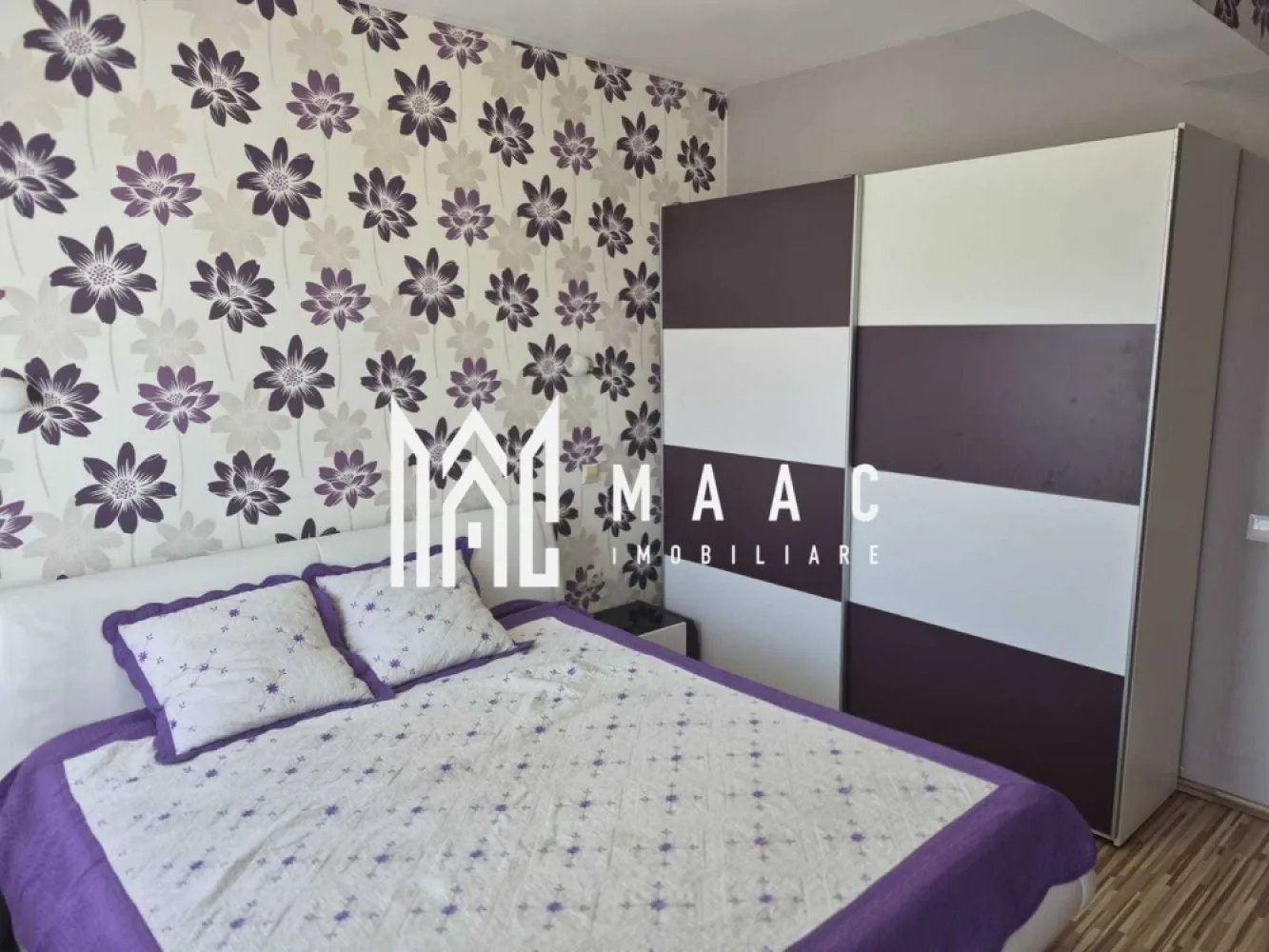 Apartament 3 camere | 2 băi | 74 MPU | 2 Balcoane | Turnișor - MAAC Imobiliare vă propune spre vânzare un apartament cu 3 camere care îndeplinește cele mai căutate criterii ale cumpărătorilor:

este poziționat la etaj intermediar
beneficiază de lift
are o compartimentare complet decomandată
2 băi,
2 balcoane
parcare subterană

Este o proprietate completă, care îmbină armonios confortul, funcționalitatea și o locație ferită de agitația cotidiană.

Locuința se află la etajul 4 al unui imobil construit în anul 2013, cu structură din cărămidă și un regim de înălțime P+6E+ER. 

Cu o suprafață utilă de 71 mp, la care se adaugă balcoane de 9 mp, apartamentul este structurat astfel:

Hol de acces

Living luminos cu ieșire pe balcon

Bucătărie separată, mobilată și utilată

Două băi funcționale

Dormitor matrimonial cu balcon propriu

Al doilea dormitor spațios

Finisajele sunt clasice și bine întreținute, incluzând ferestre cu tâmplărie PVC și geam termopan, uși interioare celulare, pereți cu vopsea lavabilă și faianță, precum și podele acoperite cu parchet și gresie. 

Confortul termic este asigurat de centrala proprie și calorifere, iar blocul este izolat termic la exterior.

Apartamentul se vinde complet mobilat și utilat, fiind dotat cu plită pe gaz, cuptor, hotă, mașină de spălat rufe, frigider cu congelator, cuptor cu microunde și TV. 

Printre dotările imobilului se numără interfonul, liftul modern și poarta de acces auto cu telecomandă pentru parcarea subterană. 

De asemenea, există locuri de parcare suplimentare pentru vizitatori.

Proprietatea poate fi achiziționată atât din surse proprii, cât și prin credit bancar.

Pentru a descoperi potențialul acestei locuințe și pentru a programa o vizionare, contactați-ne și speificați codul de identificare al proprietății: CP3068903.