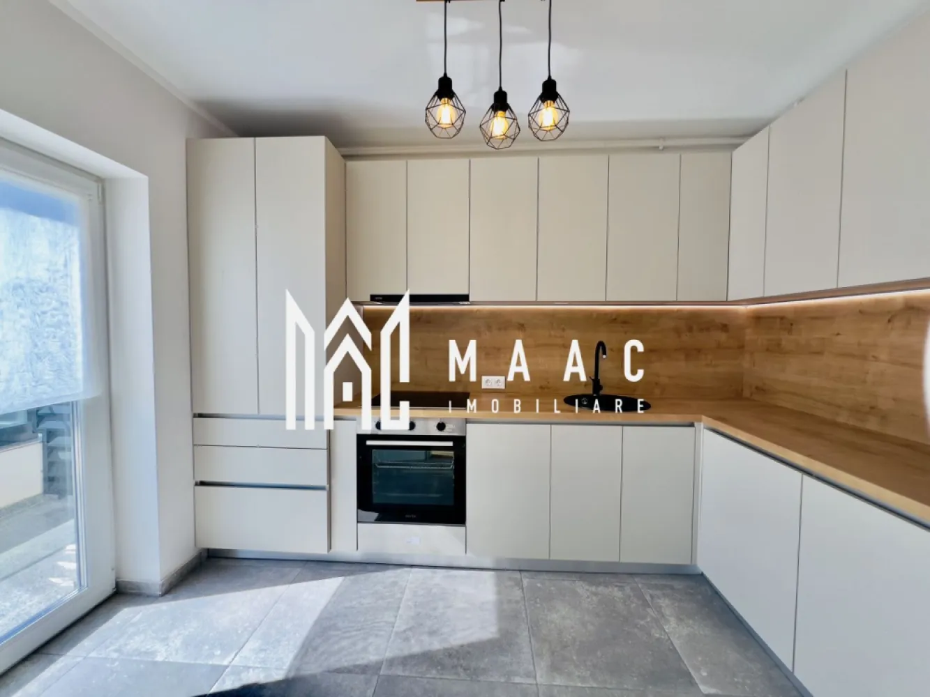 Apartament lux I predare la cheie I 4 camere I 95 mp utili - Descriere:
MAAC Imobiliare propune spre vânzare un apartament cu 4 camere spectaculos, predare la cheie, situat într-un ansamblu premium din Sibiu. Locuința este intabulată și disponibilă imediat – trebuie doar să îți aduci hainele!

Suprafață utilă: 95.02 mp
Logie spațioasă: 14.42 mp
Etaj: 2 din 2
Confort: lux
Predare: La cheie.

Compartimentare și dotări:
Living cu înălțime de 5.6 m
2 dormitoare
2 băi complet echipate
Bucătărie complet mobilată și utilată
Logie cu sticlă securizată și sistem de captare a apelor
Jaluzele electrice
Mașină de spălat rufe, mașină de spălat vase, TV, aragaz cu plită, frigider
Încălzire în pardoseală pe ambele niveluri
Amenajare interioară realizată cu designer
Multă lumină naturală și vedere panoramică spre munți
Loc de parcare inclus
Orientare sudică
Izolație cu vată bazaltică
Granit pe casa scării

Avantaje ale ansamblului rezidențial:
45% din teren este alocat spațiilor verzi
Fațade exterioare cu larice siberian și piatră naturală
Locuri de joacă amenajate în cadrul ansamblului
Acces facil, fără ambuteiaje, cu 4 căi de acces

Zonă liniștită, cu acces rapid către puncte de interes

Se acceptă achiziție prin credit bancar

Pentru mai multe detalii precizati telefonic ca ati vazut anuntul cu ID: CP2510227