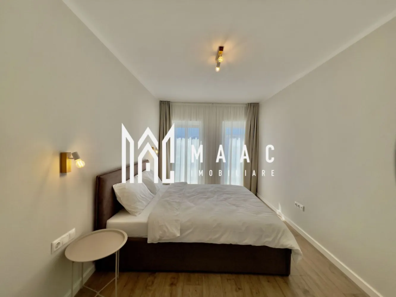 Apartament lux I predare la cheie I 4 camere I 95 mp utili - Descriere:
MAAC Imobiliare propune spre vânzare un apartament cu 4 camere spectaculos, predare la cheie, situat într-un ansamblu premium din Sibiu. Locuința este intabulată și disponibilă imediat – trebuie doar să îți aduci hainele!

Suprafață utilă: 95.02 mp
Logie spațioasă: 14.42 mp
Etaj: 2 din 2
Confort: lux
Predare: La cheie.

Compartimentare și dotări:
Living cu înălțime de 5.6 m
2 dormitoare
2 băi complet echipate
Bucătărie complet mobilată și utilată
Logie cu sticlă securizată și sistem de captare a apelor
Jaluzele electrice
Mașină de spălat rufe, mașină de spălat vase, TV, aragaz cu plită, frigider
Încălzire în pardoseală pe ambele niveluri
Amenajare interioară realizată cu designer
Multă lumină naturală și vedere panoramică spre munți
Loc de parcare inclus
Orientare sudică
Izolație cu vată bazaltică
Granit pe casa scării

Avantaje ale ansamblului rezidențial:
45% din teren este alocat spațiilor verzi
Fațade exterioare cu larice siberian și piatră naturală
Locuri de joacă amenajate în cadrul ansamblului
Acces facil, fără ambuteiaje, cu 4 căi de acces

Zonă liniștită, cu acces rapid către puncte de interes

Se acceptă achiziție prin credit bancar

Pentru mai multe detalii precizati telefonic ca ati vazut anuntul cu ID: CP2510227