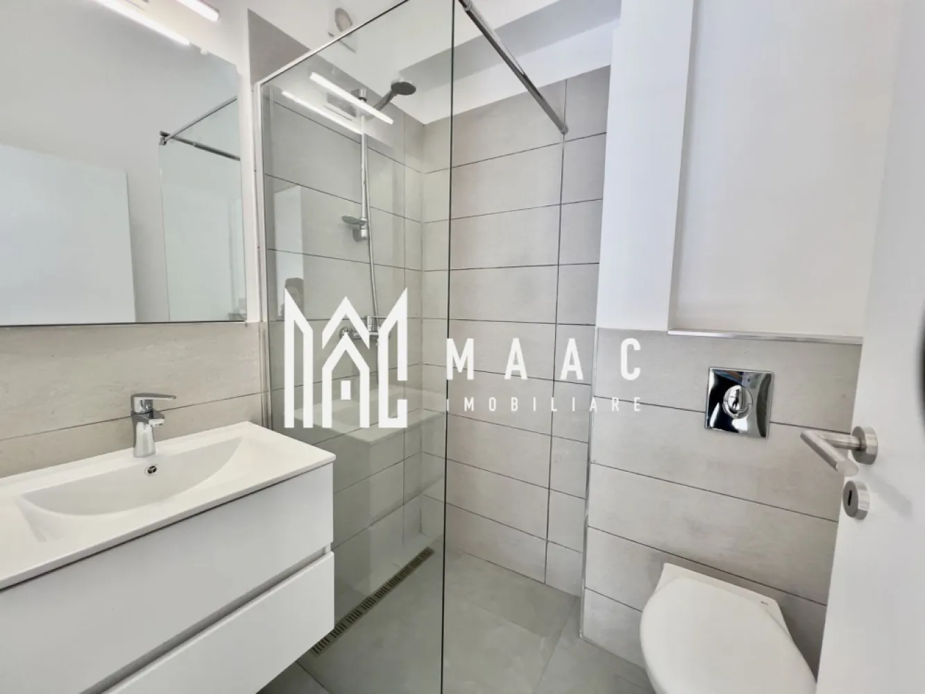 Apartament lux I predare la cheie I 4 camere I 95 mp utili - Descriere:
MAAC Imobiliare propune spre vânzare un apartament cu 4 camere spectaculos, predare la cheie, situat într-un ansamblu premium din Sibiu. Locuința este intabulată și disponibilă imediat – trebuie doar să îți aduci hainele!

Suprafață utilă: 95.02 mp
Logie spațioasă: 14.42 mp
Etaj: 2 din 2
Confort: lux
Predare: La cheie.

Compartimentare și dotări:
Living cu înălțime de 5.6 m
2 dormitoare
2 băi complet echipate
Bucătărie complet mobilată și utilată
Logie cu sticlă securizată și sistem de captare a apelor
Jaluzele electrice
Mașină de spălat rufe, mașină de spălat vase, TV, aragaz cu plită, frigider
Încălzire în pardoseală pe ambele niveluri
Amenajare interioară realizată cu designer
Multă lumină naturală și vedere panoramică spre munți
Loc de parcare inclus
Orientare sudică
Izolație cu vată bazaltică
Granit pe casa scării

Avantaje ale ansamblului rezidențial:
45% din teren este alocat spațiilor verzi
Fațade exterioare cu larice siberian și piatră naturală
Locuri de joacă amenajate în cadrul ansamblului
Acces facil, fără ambuteiaje, cu 4 căi de acces

Zonă liniștită, cu acces rapid către puncte de interes

Se acceptă achiziție prin credit bancar

Pentru mai multe detalii precizati telefonic ca ati vazut anuntul cu ID: CP2510227