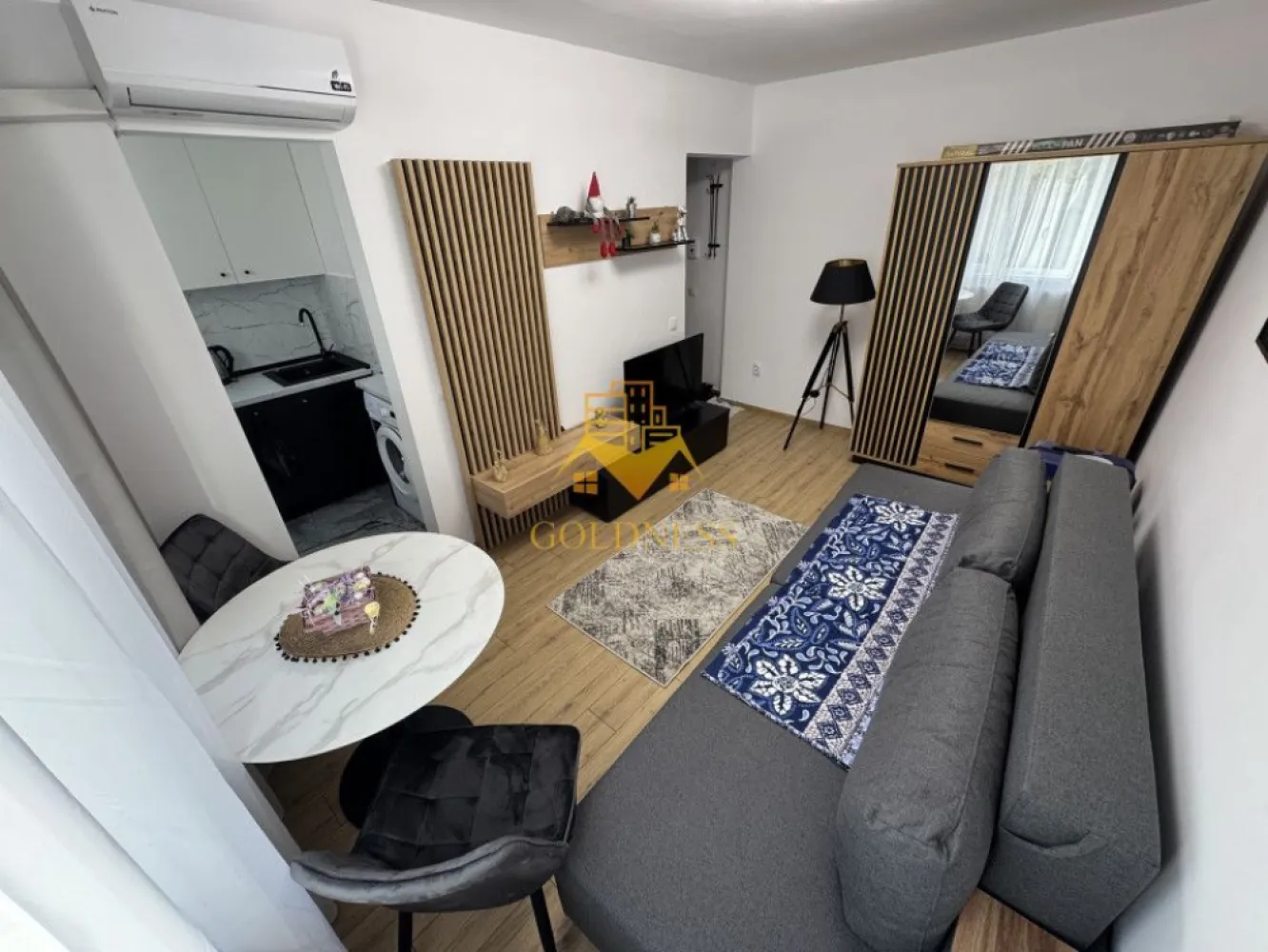 O camera, modern, prima inchiriere,Casa Piratilor Manastur,Primaverii - GOLDNESS Imobiliare vă propune spre închiriere un apartament cu 1 camera, complet mobilat și utilat, la etajul 1 într-un imobil de 4 etaje, în Cartierul Manastur.
Se poate parca in zona la liber.
Se află în apropierea stațiilor de transport în comun, magazine, restaurante, spații verzi, farmacii, etc. 

Apartamentul este compartimentat astfel:
 - dormitor cu canapea extensibila, dressing, noptiere
 - bucatarie complet utilată și mobilată, loc de servit masa 
 - baie cu cabina de dus, calorifer port prosop și dulap pentru depozitare.

Imobilul este dotat cu toate cele necesare- centrală proprie, frigider, aragaz, hotă, mașină de spălat haine, etc. 

Dacă sunteți interesați de acest apartament și doriți să îl vizionați, dar și pentru alte oferte nu ezitați să ne contactați telefonic sau prin e-mail. Vă stăm la dispoziție!
Pentru intermediere se percepe un comision de 50% din prețul chiriei!
