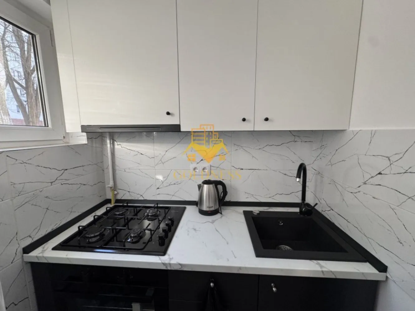 O camera, modern, prima inchiriere,Casa Piratilor Manastur,Primaverii - GOLDNESS Imobiliare vă propune spre închiriere un apartament cu 1 camera, complet mobilat și utilat, la etajul 1 într-un imobil de 4 etaje, în Cartierul Manastur.
Se poate parca in zona la liber.
Se află în apropierea stațiilor de transport în comun, magazine, restaurante, spații verzi, farmacii, etc. 

Apartamentul este compartimentat astfel:
 - dormitor cu canapea extensibila, dressing, noptiere
 - bucatarie complet utilată și mobilată, loc de servit masa 
 - baie cu cabina de dus, calorifer port prosop și dulap pentru depozitare.

Imobilul este dotat cu toate cele necesare- centrală proprie, frigider, aragaz, hotă, mașină de spălat haine, etc. 

Dacă sunteți interesați de acest apartament și doriți să îl vizionați, dar și pentru alte oferte nu ezitați să ne contactați telefonic sau prin e-mail. Vă stăm la dispoziție!
Pentru intermediere se percepe un comision de 50% din prețul chiriei!