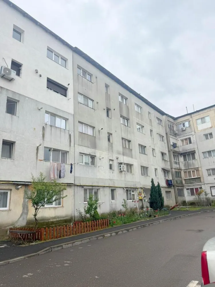 Apartament cu 2 camere - vanzare - Marasesti, jud. Vrancea - Vă propunem spre vânzare un apartament cu 2 camere, situat în Mărășești, pe strada Garoafei, în zona Gară – Parc, o locație liniștită și accesibilă, potrivită atât pentru locuit, cât și pentru investiție. Proprietatea beneficiază de o poziționare avantajoasă, în apropierea principalelor puncte de interes din oraș.

Detalii proprietate:
Apartamentul este situat la etajul 4 din 4, într-un imobil construit în anul 1979, și are o suprafață utilă de 49,4 mp, la care se adaugă o logie de 5,1 mp. Compartimentarea este practică și luminoasă, oferind un spațiu confortabil și bine organizat.

Un avantaj important îl reprezintă podul pe toată suprafața apartamentului, compartimentat identic, cu acces securizat pe bază de cheie, ideal pentru depozitare sau spațiu suplimentar.
Stare apartament:
Proprietatea se află în curs de renovare, oferind viitorului proprietar posibilitatea de a finaliza amenajarea după propriile preferințe. Este dotată cu geamuri termopan, ușă metalică la intrare și contor de gaz montat (nu dispune de centrală termică).

Situație juridică:
Actele sunt la zi, proprietatea dispune de carte funciară și certificat energetic, fără datorii sau sarcini.
Preț propus: 22.000 euro, negociabil
Comision intermediere: 500 euro

Ofertă disponibilă în exclusivitate prin agenția Mag Invest.
Pentru mai multe detalii și programarea unei vizionări:
Liliana Ene – Broker acreditat ABI
Telefon: 0746 252 252

O oportunitate excelentă pentru cei care își doresc un apartament bine poziționat, cu potențial ridicat, într-o zonă apreciată din Mărășești.