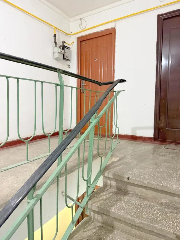 Apartament cu 2 camere - vanzare - Marasesti, jud. Vrancea - Vă propunem spre vânzare un apartament cu 2 camere, situat în Mărășești, pe strada Garoafei, în zona Gară – Parc, o locație liniștită și accesibilă, potrivită atât pentru locuit, cât și pentru investiție. Proprietatea beneficiază de o poziționare avantajoasă, în apropierea principalelor puncte de interes din oraș.

Detalii proprietate:
Apartamentul este situat la etajul 4 din 4, într-un imobil construit în anul 1979, și are o suprafață utilă de 49,4 mp, la care se adaugă o logie de 5,1 mp. Compartimentarea este practică și luminoasă, oferind un spațiu confortabil și bine organizat.

Un avantaj important îl reprezintă podul pe toată suprafața apartamentului, compartimentat identic, cu acces securizat pe bază de cheie, ideal pentru depozitare sau spațiu suplimentar.
Stare apartament:
Proprietatea se află în curs de renovare, oferind viitorului proprietar posibilitatea de a finaliza amenajarea după propriile preferințe. Este dotată cu geamuri termopan, ușă metalică la intrare și contor de gaz montat (nu dispune de centrală termică).

Situație juridică:
Actele sunt la zi, proprietatea dispune de carte funciară și certificat energetic, fără datorii sau sarcini.
Preț propus: 22.000 euro, negociabil
Comision intermediere: 500 euro

Ofertă disponibilă în exclusivitate prin agenția Mag Invest.
Pentru mai multe detalii și programarea unei vizionări:
Liliana Ene – Broker acreditat ABI
Telefon: 0746 252 252

O oportunitate excelentă pentru cei care își doresc un apartament bine poziționat, cu potențial ridicat, într-o zonă apreciată din Mărășești.