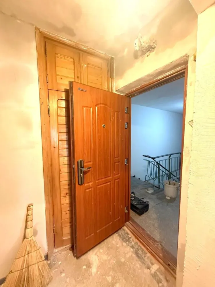 Apartament cu 2 camere - vanzare - Marasesti, jud. Vrancea - Vă propunem spre vânzare un apartament cu 2 camere, situat în Mărășești, pe strada Garoafei, în zona Gară – Parc, o locație liniștită și accesibilă, potrivită atât pentru locuit, cât și pentru investiție. Proprietatea beneficiază de o poziționare avantajoasă, în apropierea principalelor puncte de interes din oraș.

Detalii proprietate:
Apartamentul este situat la etajul 4 din 4, într-un imobil construit în anul 1979, și are o suprafață utilă de 49,4 mp, la care se adaugă o logie de 5,1 mp. Compartimentarea este practică și luminoasă, oferind un spațiu confortabil și bine organizat.

Un avantaj important îl reprezintă podul pe toată suprafața apartamentului, compartimentat identic, cu acces securizat pe bază de cheie, ideal pentru depozitare sau spațiu suplimentar.
Stare apartament:
Proprietatea se află în curs de renovare, oferind viitorului proprietar posibilitatea de a finaliza amenajarea după propriile preferințe. Este dotată cu geamuri termopan, ușă metalică la intrare și contor de gaz montat (nu dispune de centrală termică).

Situație juridică:
Actele sunt la zi, proprietatea dispune de carte funciară și certificat energetic, fără datorii sau sarcini.
Preț propus: 22.000 euro, negociabil
Comision intermediere: 500 euro

Ofertă disponibilă în exclusivitate prin agenția Mag Invest.
Pentru mai multe detalii și programarea unei vizionări:
Liliana Ene – Broker acreditat ABI
Telefon: 0746 252 252

O oportunitate excelentă pentru cei care își doresc un apartament bine poziționat, cu potențial ridicat, într-o zonă apreciată din Mărășești.