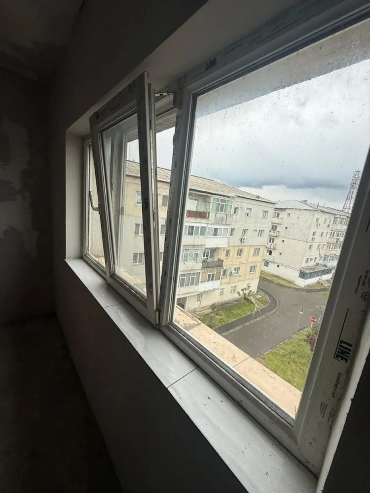 Apartament cu 2 camere - vanzare - Marasesti, jud. Vrancea - Vă propunem spre vânzare un apartament cu 2 camere, situat în Mărășești, pe strada Garoafei, în zona Gară – Parc, o locație liniștită și accesibilă, potrivită atât pentru locuit, cât și pentru investiție. Proprietatea beneficiază de o poziționare avantajoasă, în apropierea principalelor puncte de interes din oraș.

Detalii proprietate:
Apartamentul este situat la etajul 4 din 4, într-un imobil construit în anul 1979, și are o suprafață utilă de 49,4 mp, la care se adaugă o logie de 5,1 mp. Compartimentarea este practică și luminoasă, oferind un spațiu confortabil și bine organizat.

Un avantaj important îl reprezintă podul pe toată suprafața apartamentului, compartimentat identic, cu acces securizat pe bază de cheie, ideal pentru depozitare sau spațiu suplimentar.
Stare apartament:
Proprietatea se află în curs de renovare, oferind viitorului proprietar posibilitatea de a finaliza amenajarea după propriile preferințe. Este dotată cu geamuri termopan, ușă metalică la intrare și contor de gaz montat (nu dispune de centrală termică).

Situație juridică:
Actele sunt la zi, proprietatea dispune de carte funciară și certificat energetic, fără datorii sau sarcini.
Preț propus: 22.000 euro, negociabil
Comision intermediere: 500 euro

Ofertă disponibilă în exclusivitate prin agenția Mag Invest.
Pentru mai multe detalii și programarea unei vizionări:
Liliana Ene – Broker acreditat ABI
Telefon: 0746 252 252

O oportunitate excelentă pentru cei care își doresc un apartament bine poziționat, cu potențial ridicat, într-o zonă apreciată din Mărășești.