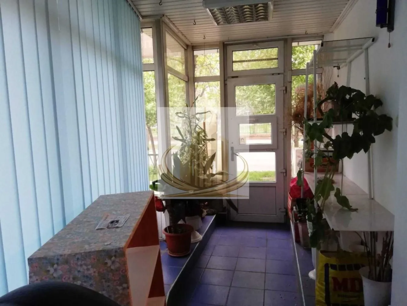 Apartament 2 camere, Bd. Victor Babeș - Grand Mobilis Imobiliare vă propune spre închiriere un apartament cu 2 camere, situat la parter, având o suprafață utilă de 50 mp. Proprietatea se remarcă printr-un interior luminos, amenajat cu finisaje moderne și o paletă cromatică neutră, ce conferă un ambient elegant și primitor. Pardoseala este realizată din lemn, iar baia este finisată cu gresie și dotată cu obiecte sanitare de calitate superioară.

Imobilul este amplasat într-o zonă urbană bine cotată, cu acces facil la multiple puncte de interes. În proximitate se regăsesc instituții de învățământ (universitate, școli, grădinițe), mijloace de transport în comun, iar Parcul UPT se află la doar câteva minute distanță, oferind un cadru ideal pentru relaxare. De asemenea, zona beneficiază de o ofertă variată de cafenele, restaurante și spații de agrement.

Vă invităm să programați o vizionare pentru a descoperi toate avantajele acestei proprietăți.
ID intern: CP3050977