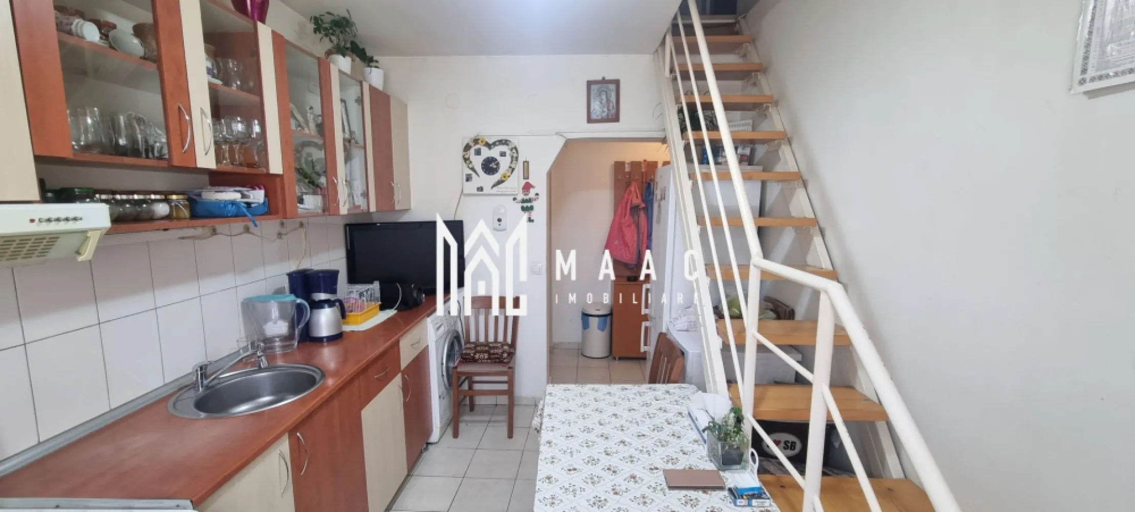 Apartament 2 etaje I 3 camere I 68 mpu I 2011 I Ștrand II - Oferim spre vânzare un apartament funcțional, situat într-o zonă liniștită și accesibilă.

Caracteristici:

Nivelul 1: hol, living, bucătărie separată, baie.
Nivelul 2: două dormitoare cu ferestre Velux.

Detalii constructive și dotări:

Mansardă construită în 2011, din cărămidă, cu acoperiș din lemn,
Izolație exterioară și pod izolat cu vată minerală de 10 cm,
Scări interioare metalice cu trepte din lemn masiv,
Centrală termică și calorifere,
Mobilat și utilat (fără televizoare).

🏡 Disponibil pentru achiziție prin credit bancar sau surse proprii. 
📍 Cartier Ștrand II – un spațiu confortabil, potrivit pentru un stil de viață modern.

Contactează MAAC Imobiliare pentru detalii și programarea unei vizionări, specificând ID CP2506297! 📞