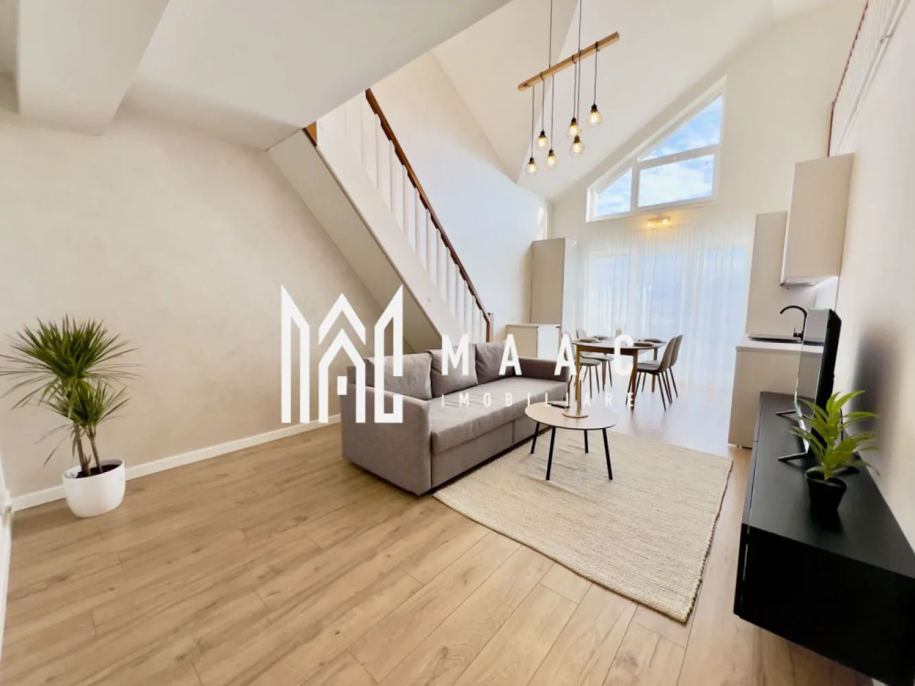 Apartament de lux 3 camere I 107 mp utili I 2 Bai - Descriere:
MAAC Imobiliare propune spre vânzare un apartament cu 3 camere, pe 2 nivele, complet mobilat și utilat, situat într-un ansamblul rezidențial minunat, în zona de Vest a orașului Sibiu.
Locuința este intabulată și disponibilă imediat. Tot ce trebuie să faci este să îți aduci hainele și să te bucuri de confortul acestei proprietăți.

Suprafață utilă: 107.20 mp
Logie: 18.46 mp cu sticlă securizată și sistem de captare a apelor
Etaj: 2 din 2

Compartimentare și dotări:
Living generos cu înălțime de 5.6 m
Bucătărie complet echipată: mașină de spălat rufe și vase, frigider, aragaz cu plită
Două băi
Dormitoare spațioase și luminoase
Jaluzele electrice
Încălzire în pardoseală pe ambele nivele
Orientare sudică cu vedere panoramică spre munți
Loc de parcare inclus

Finisaje și construcție:
Izolație cu vată bazaltică
Granit pe casa scării
Logie închisă cu sticlă securizată
Avantaje ansamblu:
45% din teren este destinat spațiilor verzi
Fațade finisate cu larice siberian și piatră naturală
Locuri de joacă amenajate în cadrul complexului

Acces facil spre oraș, fără ambuteiaje

Patru căi de acces
Locuința poate fi achiziționată și prin credit bancar.

Pentru mai multe detalii precizati telefonic ca ati vazut anuntul ID: CP2507198