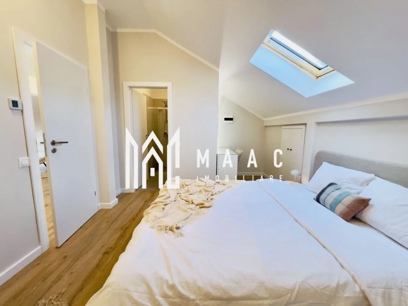 Apartament de lux 3 camere I 107 mp utili I 2 Bai - Descriere:
MAAC Imobiliare propune spre vânzare un apartament cu 3 camere, pe 2 nivele, complet mobilat și utilat, situat într-un ansamblul rezidențial minunat, în zona de Vest a orașului Sibiu.
Locuința este intabulată și disponibilă imediat. Tot ce trebuie să faci este să îți aduci hainele și să te bucuri de confortul acestei proprietăți.

Suprafață utilă: 107.20 mp
Logie: 18.46 mp cu sticlă securizată și sistem de captare a apelor
Etaj: 2 din 2

Compartimentare și dotări:
Living generos cu înălțime de 5.6 m
Bucătărie complet echipată: mașină de spălat rufe și vase, frigider, aragaz cu plită
Două băi
Dormitoare spațioase și luminoase
Jaluzele electrice
Încălzire în pardoseală pe ambele nivele
Orientare sudică cu vedere panoramică spre munți
Loc de parcare inclus

Finisaje și construcție:
Izolație cu vată bazaltică
Granit pe casa scării
Logie închisă cu sticlă securizată
Avantaje ansamblu:
45% din teren este destinat spațiilor verzi
Fațade finisate cu larice siberian și piatră naturală
Locuri de joacă amenajate în cadrul complexului

Acces facil spre oraș, fără ambuteiaje

Patru căi de acces
Locuința poate fi achiziționată și prin credit bancar.

Pentru mai multe detalii precizati telefonic ca ati vazut anuntul ID: CP2507198