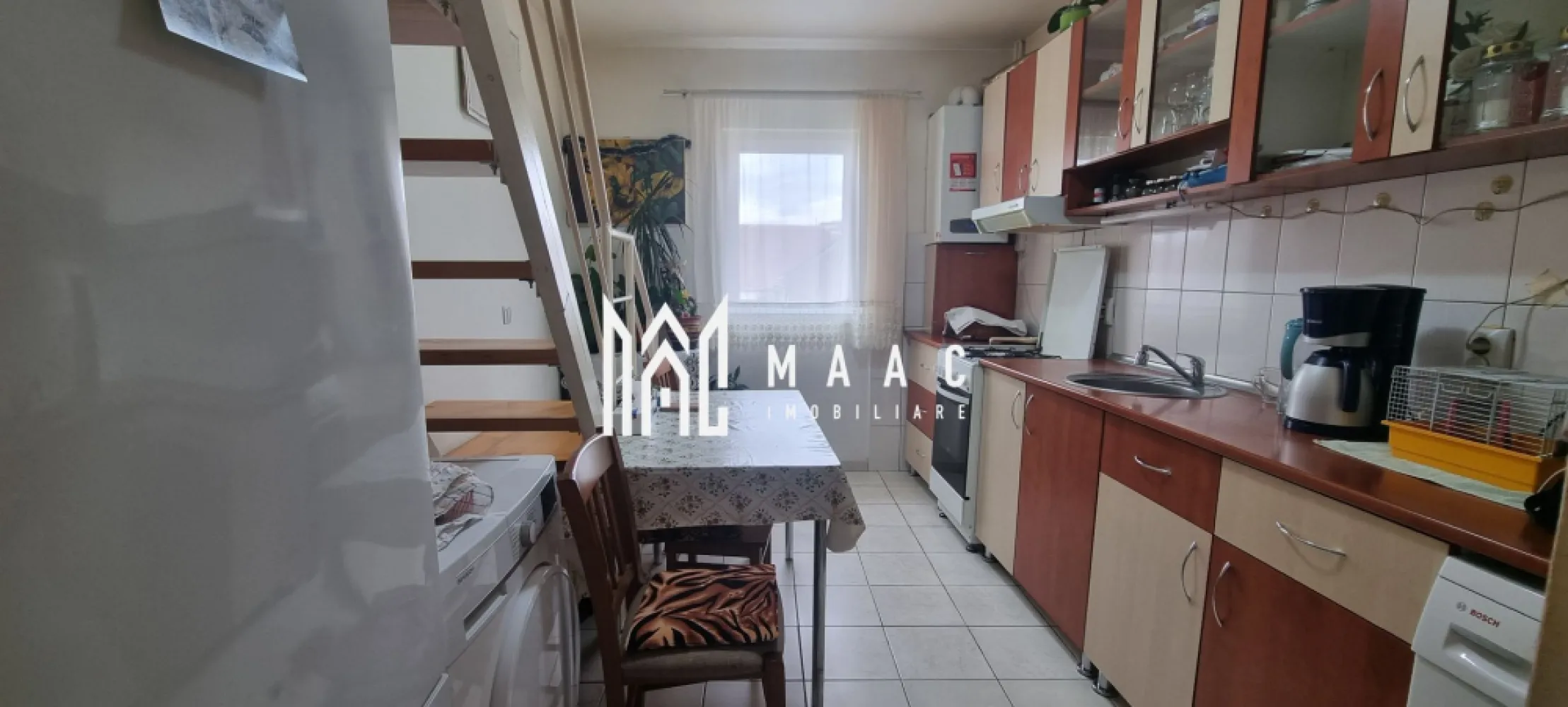 Apartament 2 etaje I 3 camere I 68 mpu I 2011 I Ștrand II - Oferim spre vânzare un apartament funcțional, situat într-o zonă liniștită și accesibilă.

Caracteristici:

Nivelul 1: hol, living, bucătărie separată, baie.
Nivelul 2: două dormitoare cu ferestre Velux.

Detalii constructive și dotări:

Mansardă construită în 2011, din cărămidă, cu acoperiș din lemn,
Izolație exterioară și pod izolat cu vată minerală de 10 cm,
Scări interioare metalice cu trepte din lemn masiv,
Centrală termică și calorifere,
Mobilat și utilat (fără televizoare).

🏡 Disponibil pentru achiziție prin credit bancar sau surse proprii. 
📍 Cartier Ștrand II – un spațiu confortabil, potrivit pentru un stil de viață modern.

Contactează MAAC Imobiliare pentru detalii și programarea unei vizionări, specificând ID CP2506297! 📞