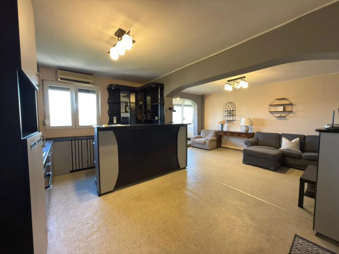 Ap 3 camere, decomandat,etaj 5 – zona Piața Rogerius.Pret 108.000 euro - Vă prezentăm spre vânzare un apartament cu 3 camere, tip AN, decomandat, situat într-o zonă foarte căutată din Oradea, în apropiere de Piața Rogerius.
Apartamentul se află la etajul 5 din 10 și se vinde mobilat și utilat, fiind potrivit atât pentru locuire imediată, cât și pentru investiție.
Compartimentarea este practică și bine gândită, oferind confort, intimitate și funcționalitate pentru întreaga familie.
Avantaje:
- 3 camere
- Tip AN
- Decomandat
- Mobilat și utilat
- Etaj 5/10
- Zonă foarte bună– Piața Rogerius
Acces rapid către mijloace de transport, magazine, piață, școli, farmacii și alte puncte de interes

Preț: 108.000 euro
Pentru mai multe detalii sau pentru programarea unei vizionări:
Sorin Gligor
0731 290 032
www.immosell.ro