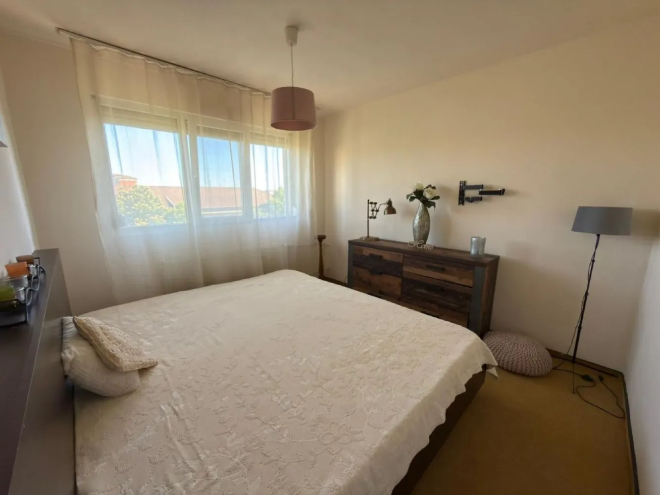 Ap 3 camere, decomandat,etaj 5 – zona Piața Rogerius.Pret 108.000 euro - Vă prezentăm spre vânzare un apartament cu 3 camere, tip AN, decomandat, situat într-o zonă foarte căutată din Oradea, în apropiere de Piața Rogerius.
Apartamentul se află la etajul 5 din 10 și se vinde mobilat și utilat, fiind potrivit atât pentru locuire imediată, cât și pentru investiție.
Compartimentarea este practică și bine gândită, oferind confort, intimitate și funcționalitate pentru întreaga familie.
Avantaje:
- 3 camere
- Tip AN
- Decomandat
- Mobilat și utilat
- Etaj 5/10
- Zonă foarte bună– Piața Rogerius
Acces rapid către mijloace de transport, magazine, piață, școli, farmacii și alte puncte de interes

Preț: 108.000 euro
Pentru mai multe detalii sau pentru programarea unei vizionări:
Sorin Gligor
0731 290 032
www.immosell.ro