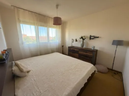Ap 3 camere, decomandat,etaj 5 – zona Piața Rogerius.Pret 108.000 euro