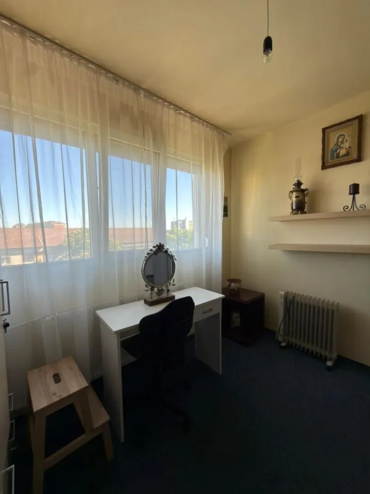 Ap 3 camere, decomandat,etaj 5 – zona Piața Rogerius.Pret 108.000 euro - Vă prezentăm spre vânzare un apartament cu 3 camere, tip AN, decomandat, situat într-o zonă foarte căutată din Oradea, în apropiere de Piața Rogerius.
Apartamentul se află la etajul 5 din 10 și se vinde mobilat și utilat, fiind potrivit atât pentru locuire imediată, cât și pentru investiție.
Compartimentarea este practică și bine gândită, oferind confort, intimitate și funcționalitate pentru întreaga familie.
Avantaje:
- 3 camere
- Tip AN
- Decomandat
- Mobilat și utilat
- Etaj 5/10
- Zonă foarte bună– Piața Rogerius
Acces rapid către mijloace de transport, magazine, piață, școli, farmacii și alte puncte de interes

Preț: 108.000 euro
Pentru mai multe detalii sau pentru programarea unei vizionări:
Sorin Gligor
0731 290 032
www.immosell.ro