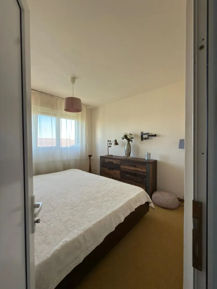 Ap 3 camere, decomandat,etaj 5 – zona Piața Rogerius.Pret 108.000 euro - Vă prezentăm spre vânzare un apartament cu 3 camere, tip AN, decomandat, situat într-o zonă foarte căutată din Oradea, în apropiere de Piața Rogerius.
Apartamentul se află la etajul 5 din 10 și se vinde mobilat și utilat, fiind potrivit atât pentru locuire imediată, cât și pentru investiție.
Compartimentarea este practică și bine gândită, oferind confort, intimitate și funcționalitate pentru întreaga familie.
Avantaje:
- 3 camere
- Tip AN
- Decomandat
- Mobilat și utilat
- Etaj 5/10
- Zonă foarte bună– Piața Rogerius
Acces rapid către mijloace de transport, magazine, piață, școli, farmacii și alte puncte de interes

Preț: 108.000 euro
Pentru mai multe detalii sau pentru programarea unei vizionări:
Sorin Gligor
0731 290 032
www.immosell.ro