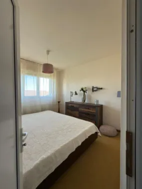 Ap 3 camere, decomandat,etaj 5 – zona Piața Rogerius.Pret 108.000 euro