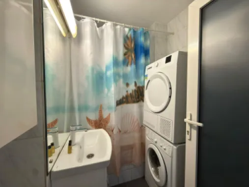 Ap 3 camere, decomandat,etaj 5 – zona Piața Rogerius.Pret 108.000 euro