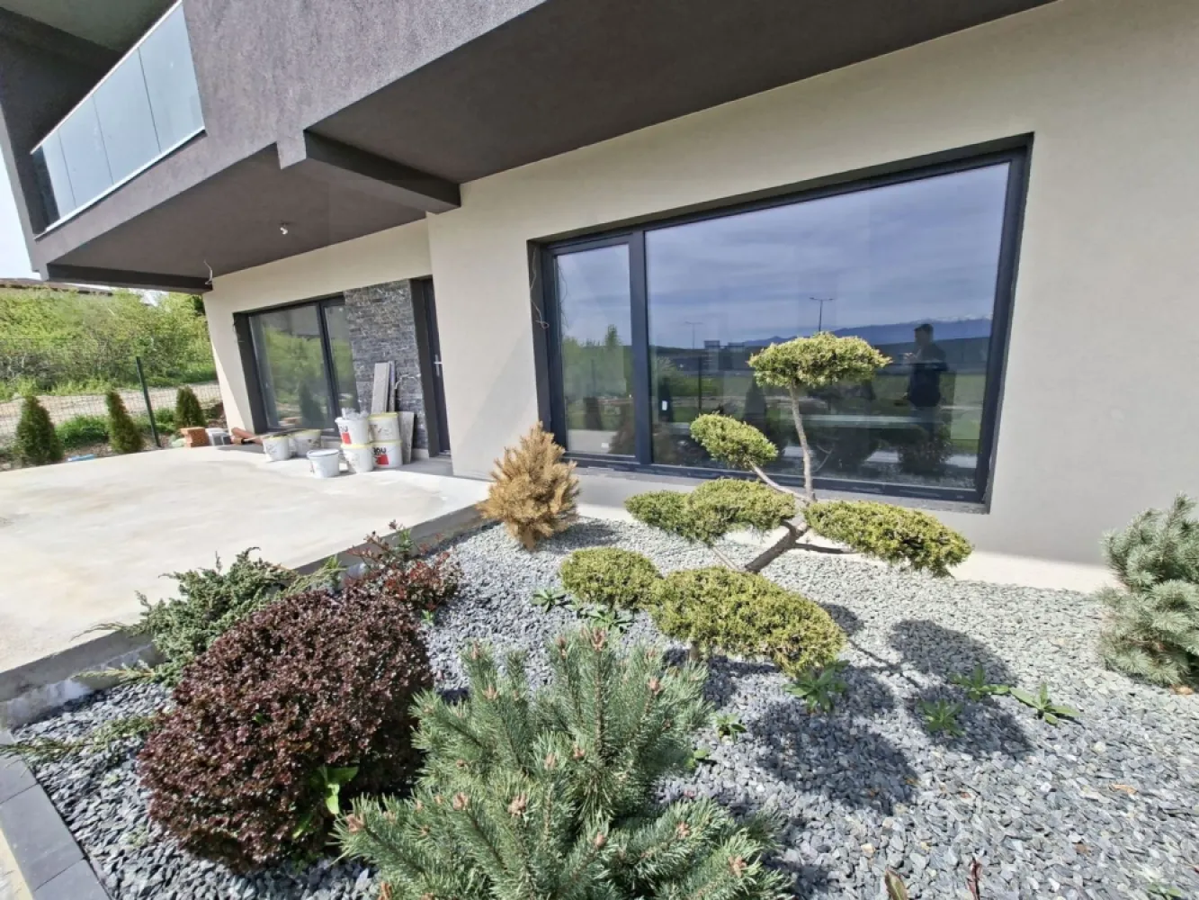 Casa premium cu teren 815 mp terasa balcon si garaj zona Selimbar - Agenția imobiliara Azura Estate vă propune spre vânzare o casă modernă premium, compusă din living cu zonă de dining, bucătărie, 3 dormitoare, 2 băi, dressinguri, cameră tehnică, spălătorie, terasă, balcon și garaj, situată într-o zonă liniștită din Șelimbăr, în proximitatea Sibiu. Proprietatea impresionează prin spațiu generos, arhitectură modernă și curte amenajată cu atenție la detalii.

📍 Zona Șelimbăr este apreciată pentru accesibilitate, dezvoltare modernă și conexiuni rapide către Sibiu, scoli, gradinite, centre comerciale și principalele artere ale orașului, oferind în același timp liniște și intimitate.

Caracteristici si compartimentare:

🔹 Parter:
🛋️ Living spațios – 30,5 mp
🍽️ Zonă dining – 17 mp
🍳 Bucătărie – 10,2 mp
📦 Cămară / debara
🛁 Baie
🛠️ Cameră tehnică + spălătorie
🌿 Acces către terasă – 19,4 mp

🔹 Etaj:
🛏️ Dormitor matrimonial + dressing
🛏️ 2 Dormitoare – unul matrimonial iar cel de al doilea ideal pentru copil sau birou
👗 Dressing suplimentar
🛁 Baie
🚪 Holuri generoase
🌿 Balcon – 15,9 mp

🔹 Demisol:
📐 Suprafață utilă – 80,4 mp
📐 Suprafațe:
Suprafață utilă parter: 115,2 mp
Suprafață utilă demisol: 80,4 mp
Suprafață construită desfășurată: 153 mp

🌿 Exterior & design:
Curte amenajată cu alei pavate și piatră naturală
Vegetație matură pentru intimitate
Zonă de gazon generoasă
Terasă și balcon cu sticlă securizată
🏗️ Arhitectură modernă, linii curate

✨ Dotări și avantaje:
🚗 Garaj – 36,5 mp
🌞 Spații luminoase și bine organizate
🏡 Design premium și finisaje de calitate
🌿 Zonă aerisită, priveliște deschisă
🔑 Ideală pentru familie

💶 Prețul de vânzare este de 270.000 euro!
