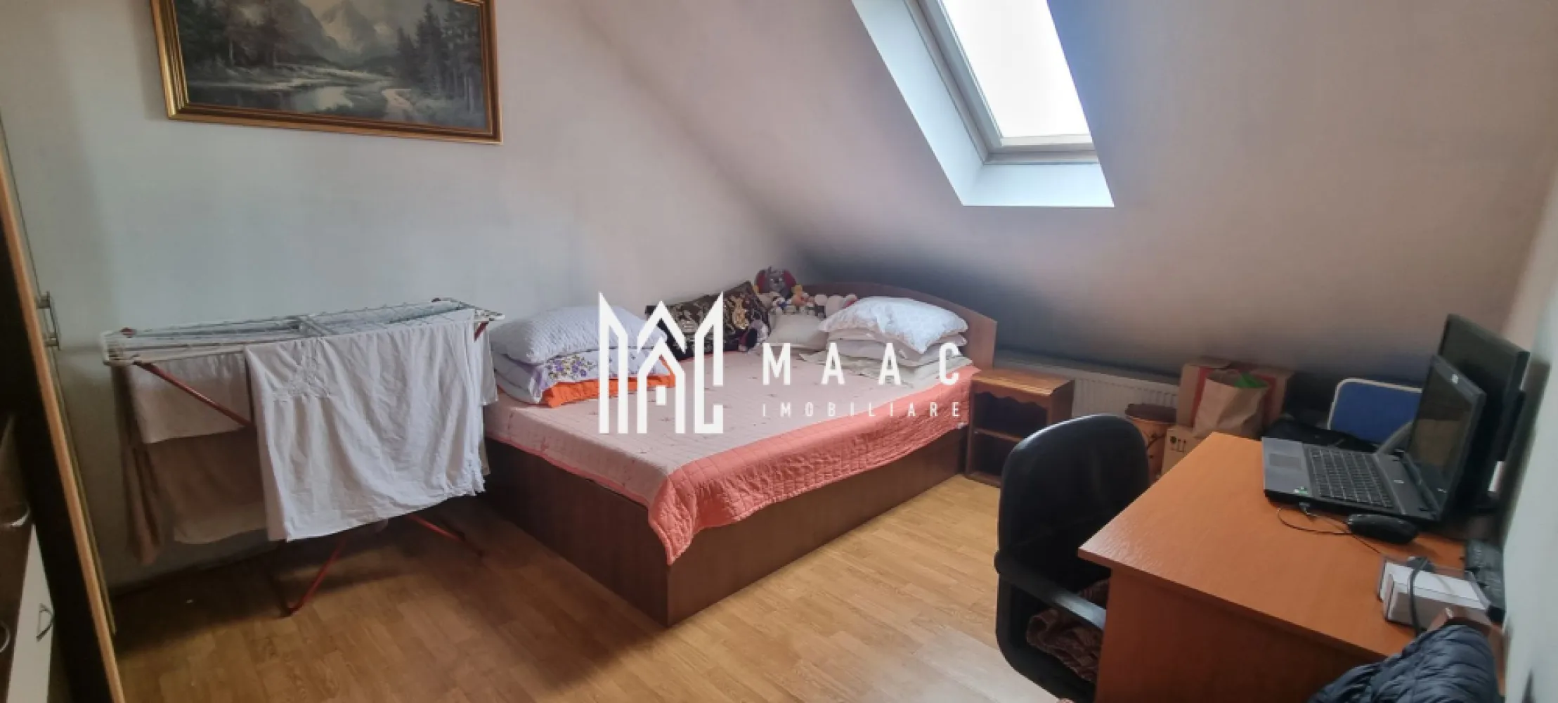 Apartament 2 etaje I 3 camere I 68 mpu I 2011 I Ștrand II - Oferim spre vânzare un apartament funcțional, situat într-o zonă liniștită și accesibilă.

Caracteristici:

Nivelul 1: hol, living, bucătărie separată, baie.
Nivelul 2: două dormitoare cu ferestre Velux.

Detalii constructive și dotări:

Mansardă construită în 2011, din cărămidă, cu acoperiș din lemn,
Izolație exterioară și pod izolat cu vată minerală de 10 cm,
Scări interioare metalice cu trepte din lemn masiv,
Centrală termică și calorifere,
Mobilat și utilat (fără televizoare).

🏡 Disponibil pentru achiziție prin credit bancar sau surse proprii. 
📍 Cartier Ștrand II – un spațiu confortabil, potrivit pentru un stil de viață modern.

Contactează MAAC Imobiliare pentru detalii și programarea unei vizionări, specificând ID CP2506297! 📞