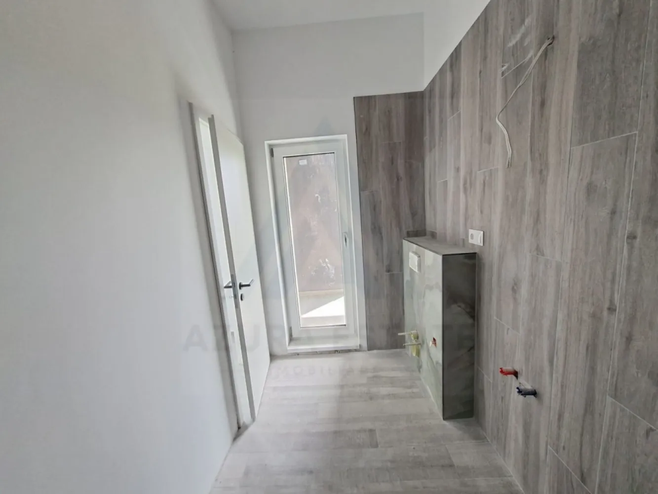 Casa premium cu teren 815 mp terasa balcon si garaj zona Selimbar - Agenția imobiliara Azura Estate vă propune spre vânzare o casă modernă premium, compusă din living cu zonă de dining, bucătărie, 3 dormitoare, 2 băi, dressinguri, cameră tehnică, spălătorie, terasă, balcon și garaj, situată într-o zonă liniștită din Șelimbăr, în proximitatea Sibiu. Proprietatea impresionează prin spațiu generos, arhitectură modernă și curte amenajată cu atenție la detalii.

📍 Zona Șelimbăr este apreciată pentru accesibilitate, dezvoltare modernă și conexiuni rapide către Sibiu, scoli, gradinite, centre comerciale și principalele artere ale orașului, oferind în același timp liniște și intimitate.

Caracteristici si compartimentare:

🔹 Parter:
🛋️ Living spațios – 30,5 mp
🍽️ Zonă dining – 17 mp
🍳 Bucătărie – 10,2 mp
📦 Cămară / debara
🛁 Baie
🛠️ Cameră tehnică + spălătorie
🌿 Acces către terasă – 19,4 mp

🔹 Etaj:
🛏️ Dormitor matrimonial + dressing
🛏️ 2 Dormitoare – unul matrimonial iar cel de al doilea ideal pentru copil sau birou
👗 Dressing suplimentar
🛁 Baie
🚪 Holuri generoase
🌿 Balcon – 15,9 mp

🔹 Demisol:
📐 Suprafață utilă – 80,4 mp
📐 Suprafațe:
Suprafață utilă parter: 115,2 mp
Suprafață utilă demisol: 80,4 mp
Suprafață construită desfășurată: 153 mp

🌿 Exterior & design:
Curte amenajată cu alei pavate și piatră naturală
Vegetație matură pentru intimitate
Zonă de gazon generoasă
Terasă și balcon cu sticlă securizată
🏗️ Arhitectură modernă, linii curate

✨ Dotări și avantaje:
🚗 Garaj – 36,5 mp
🌞 Spații luminoase și bine organizate
🏡 Design premium și finisaje de calitate
🌿 Zonă aerisită, priveliște deschisă
🔑 Ideală pentru familie

💶 Prețul de vânzare este de 270.000 euro!