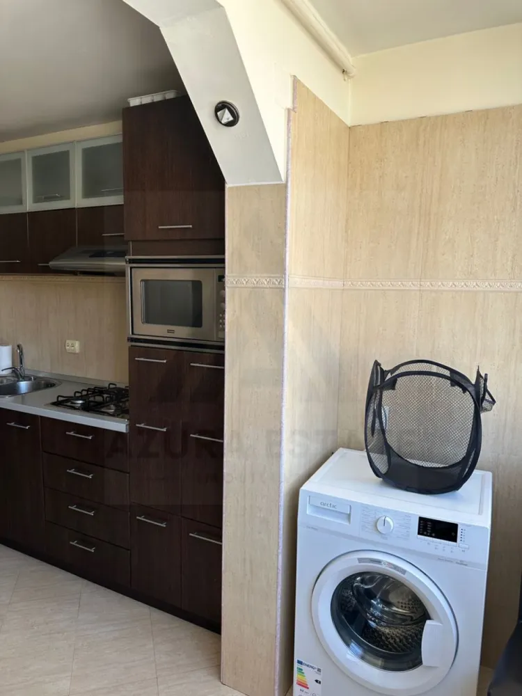 Apartament 2 camere 56 mp utili etaj 3 pivnita zona Calea Dumbravii - Agenția imobiliara Azura Estate vă propune spre închiriere un apartament cu 2 camere, compus din living cu bucătărie semideschisă, dormitor matrimonial, baie și hol, având o suprafață utilă de 56 mp, situat la etajul 3, în zona Calea Dumbrăvii din Sibiu.

📍 Zona Calea Dumbrăvii este una dintre cele mai apreciate din oraș, cu acces rapid către centrul Sibiului și în proximitatea unor puncte de interes precum Parcul Sub Arini, școli, grădinițe, supermarketuri, farmacii, restaurante și mijloace de transport în comun.

Caracteristici si compartimentare:

🛋️ Living cu bucătărie semideschisă
🛏️ Dormitor matrimonial
🛁 Baie
🚪 Hol

✨ Dotări și avantaje:

🪑 Complet mobilat și utilat
🌿 Grădină în spatele blocului – spațiu verde pentru relaxare
📦 Pivniță pentru depozitare
🏢 Etaj 3
🌞 Zonă liniștită și bine conectată

💶 Prețul de închiriere este de 410 euro/lună (ușor negociabil)!
Se va percepe o garantie echivalentul unei luni de chirie.