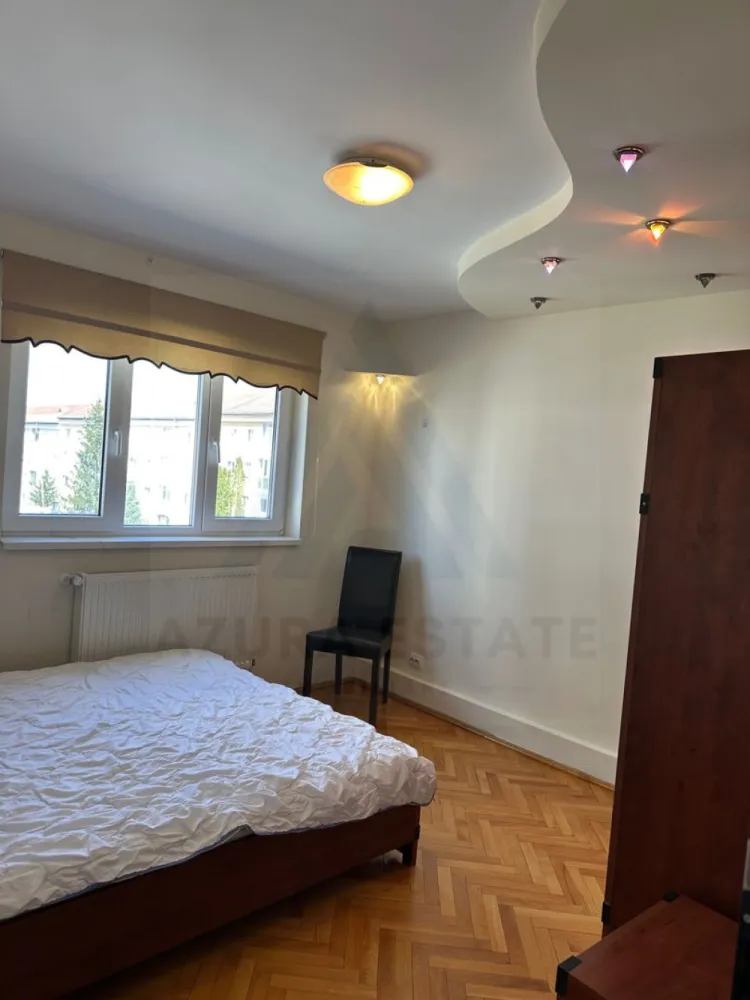 Apartament 2 camere 56 mp utili etaj 3 pivnita zona Calea Dumbravii - Agenția imobiliara Azura Estate vă propune spre închiriere un apartament cu 2 camere, compus din living cu bucătărie semideschisă, dormitor matrimonial, baie și hol, având o suprafață utilă de 56 mp, situat la etajul 3, în zona Calea Dumbrăvii din Sibiu.

📍 Zona Calea Dumbrăvii este una dintre cele mai apreciate din oraș, cu acces rapid către centrul Sibiului și în proximitatea unor puncte de interes precum Parcul Sub Arini, școli, grădinițe, supermarketuri, farmacii, restaurante și mijloace de transport în comun.

Caracteristici si compartimentare:

🛋️ Living cu bucătărie semideschisă
🛏️ Dormitor matrimonial
🛁 Baie
🚪 Hol

✨ Dotări și avantaje:

🪑 Complet mobilat și utilat
🌿 Grădină în spatele blocului – spațiu verde pentru relaxare
📦 Pivniță pentru depozitare
🏢 Etaj 3
🌞 Zonă liniștită și bine conectată

💶 Prețul de închiriere este de 410 euro/lună (ușor negociabil)!
Se va percepe o garantie echivalentul unei luni de chirie.