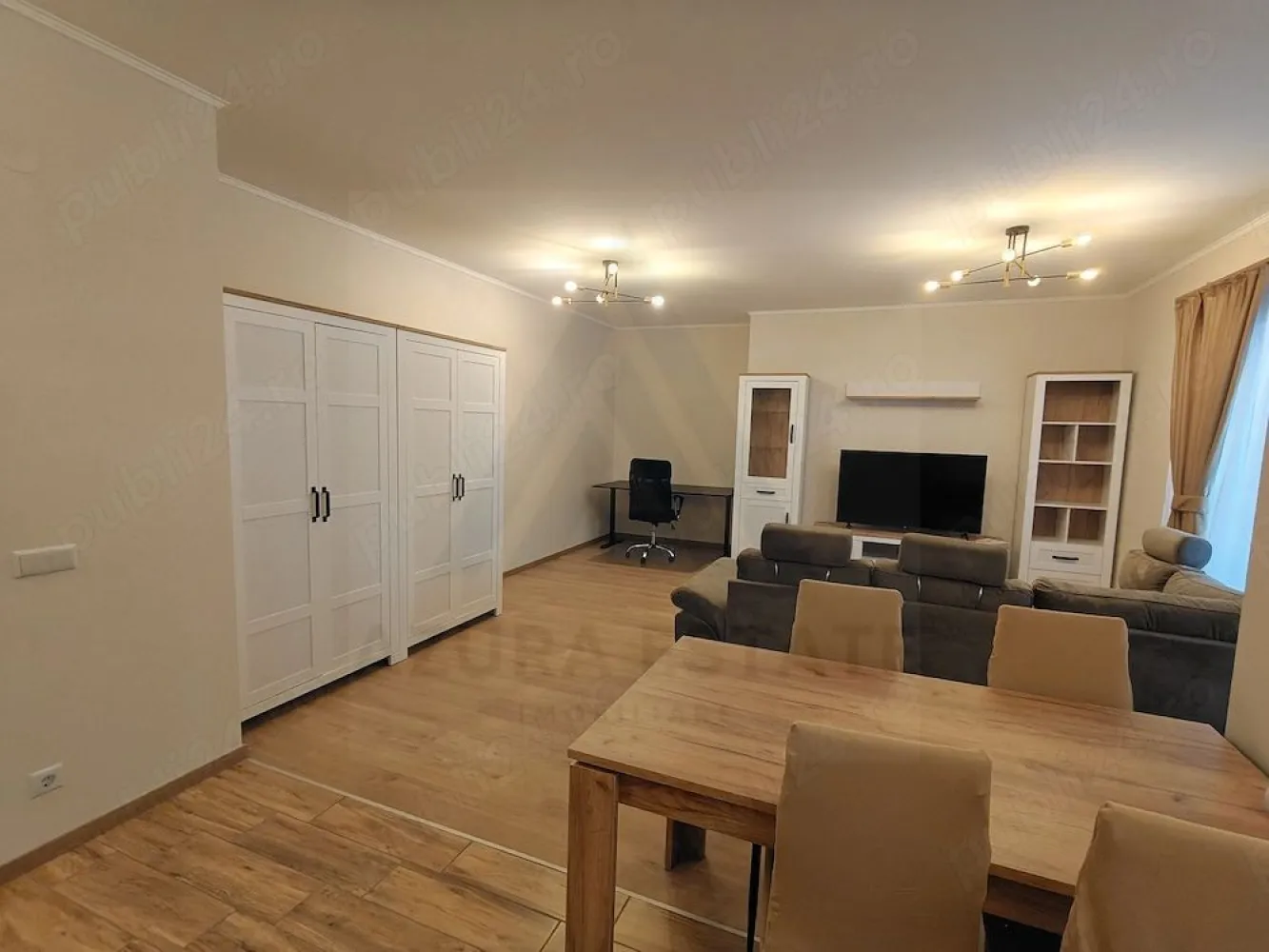 Apartament modern parcare si balcon prima inchiriere zona Turnisor - Agenția imobiliara Azura Estate vă propune spre închiriere un apartament modern cu 2 camere, compus din living cu bucătărie open-space, dormitor matrimonial, baie, hol și balcon, cu o suprafață utilă de 59 mp + balcon, situat la parterul unui imobil P+4 izolat termic, în zona Turnișor. Apartamentul se află la prima închiriere și include loc de parcare privat.

📍 Zona Turnișor – Neppendorf este apreciată pentru liniște și accesibilitate, cu legături rapide către Aeroport, Zona Industrială Vest, scoli, gradinite, magazine, centre comerciale și principalele artere ale orașului.

Caracteristici si compartimentare:

🛋️ Living spațios cu bucătărie open-space
🛏️ Dormitor matrimonial
🛁 Baie
🚪 Hol
🌿 Balcon deschis

✨ Dotări și avantaje:

🆕 Prima închiriere
🪑 Complet mobilat și utilat modern
📺 Smart TV
🍽️ Mașină de spălat vase
🧺 Mașină de spălat rufe
❄️ Frigider și electrocasnice noi
🚗 Loc de parcare privat inclus
🏢 Bloc nou, izolat termic
🌞 Finisaje moderne și ambient confortabil

Pretul de închiriere este de 470 €/luna. (usor negociabil )
Se va percepe o garantie echivalentul unei luni de chirie.