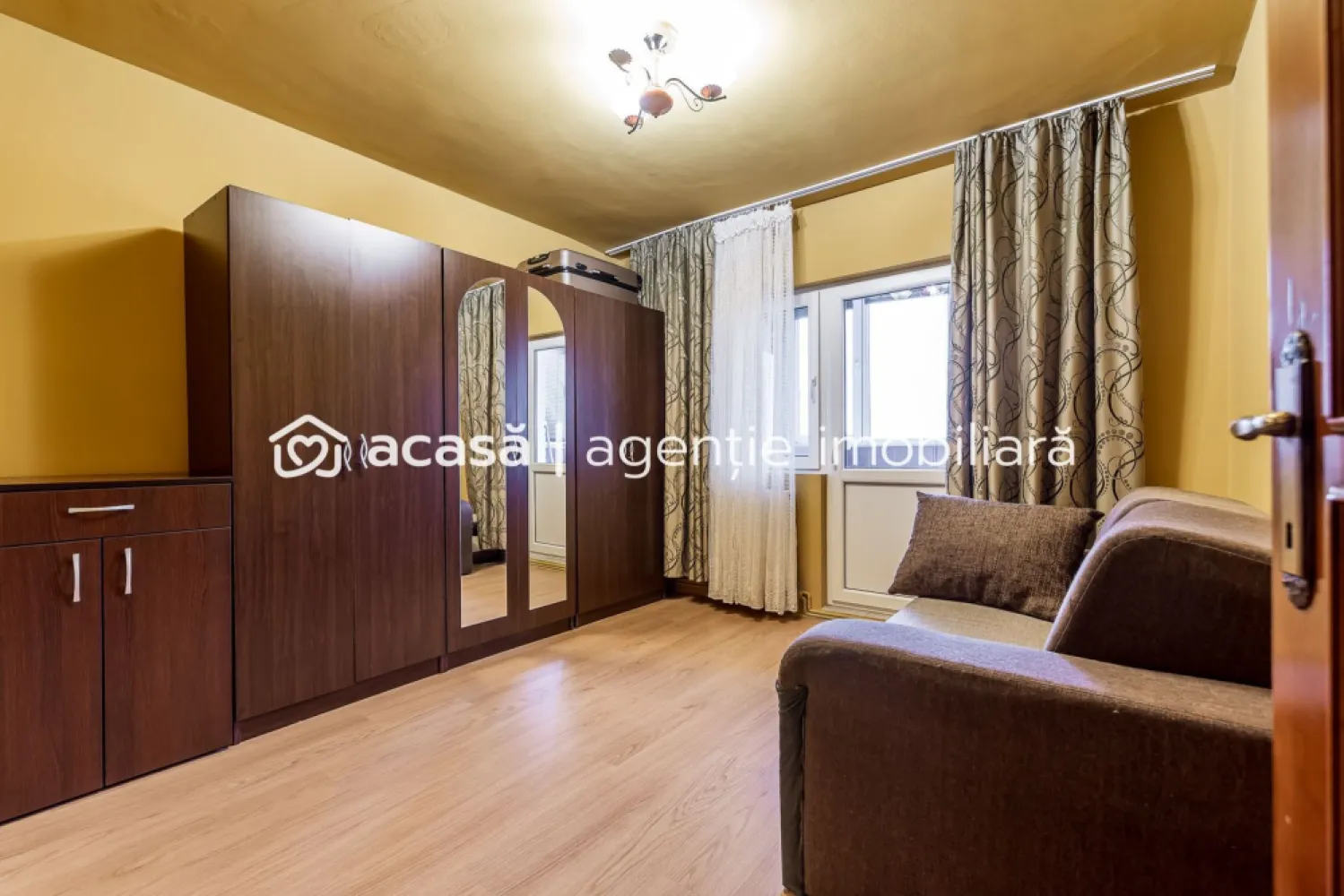 Apartament 3 camere,3 balcoane, lângă Malul Mureșului - Vă prezentăm un apartament bine poziționat, cu 3 camere decomandate, situat la etajul 3/4, într-un imobil amplasat într-o zonă rezidențială stabilă - Cartier Alfa, Arad
Preț de listare: 82.500 € | COMISION 0%
Contact: Sebastian Nica 0722252639

Avantaje principale:
- Trei balcoane: două închise, unul deschis
- Luminozitate naturală excelentă
- Compartimentare eficientă, ideală pentru familie
- Proximitate față de malul Mureșului și Lunca Mureșului
- Acces facil la mijloace de transport și facilități urbane

Proprietatea este potrivită atât pentru locuire, cât și pentru investiție.

Preț de listare: 82.500 €
📞 Sebastian Nica – 0722252639

Nu dispui de toată suma? Te ajutăm noi gratuit! Îți obținem oferte de la 16 bănci.

Ai o proprietate de vânzare în Arad și vrei să știi cât valorează cu adevărat?
Sună-mă pentru o evaluare gratuită, fără obligații.

Birou: ACASĂ | Agenție imobiliară Arad
Bulevardul Decebal 2, Arad 310133