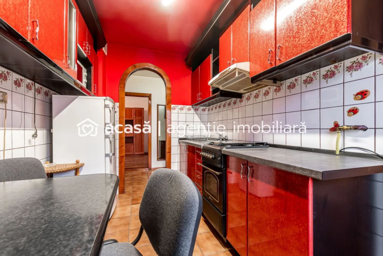 Apartament 3 camere,3 balcoane, lângă Malul Mureșului - Vă prezentăm un apartament bine poziționat, cu 3 camere decomandate, situat la etajul 3/4, într-un imobil amplasat într-o zonă rezidențială stabilă - Cartier Alfa, Arad
Preț de listare: 82.500 € | COMISION 0%
Contact: Sebastian Nica 0722252639

Avantaje principale:
- Trei balcoane: două închise, unul deschis
- Luminozitate naturală excelentă
- Compartimentare eficientă, ideală pentru familie
- Proximitate față de malul Mureșului și Lunca Mureșului
- Acces facil la mijloace de transport și facilități urbane

Proprietatea este potrivită atât pentru locuire, cât și pentru investiție.

Preț de listare: 82.500 €
📞 Sebastian Nica – 0722252639

Nu dispui de toată suma? Te ajutăm noi gratuit! Îți obținem oferte de la 16 bănci.

Ai o proprietate de vânzare în Arad și vrei să știi cât valorează cu adevărat?
Sună-mă pentru o evaluare gratuită, fără obligații.

Birou: ACASĂ | Agenție imobiliară Arad
Bulevardul Decebal 2, Arad 310133